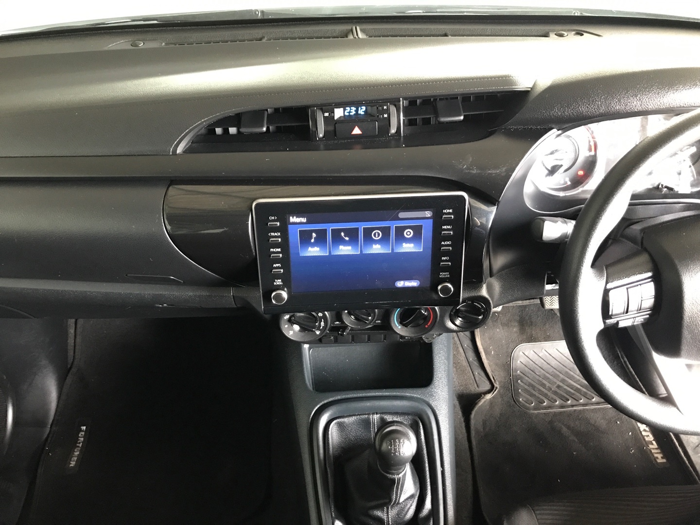 Toyota Hilux 2.4GD-6 SINGLE CAB 4X4 RAIDER MANUAL