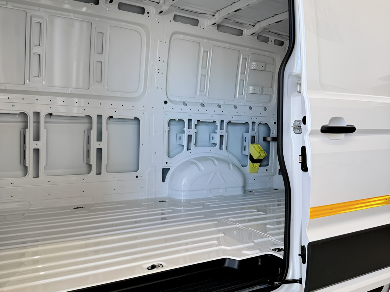 Volkswagen Crafter CRAFTER 35 2.0TDi MWB 103KW A/T F/C P/V