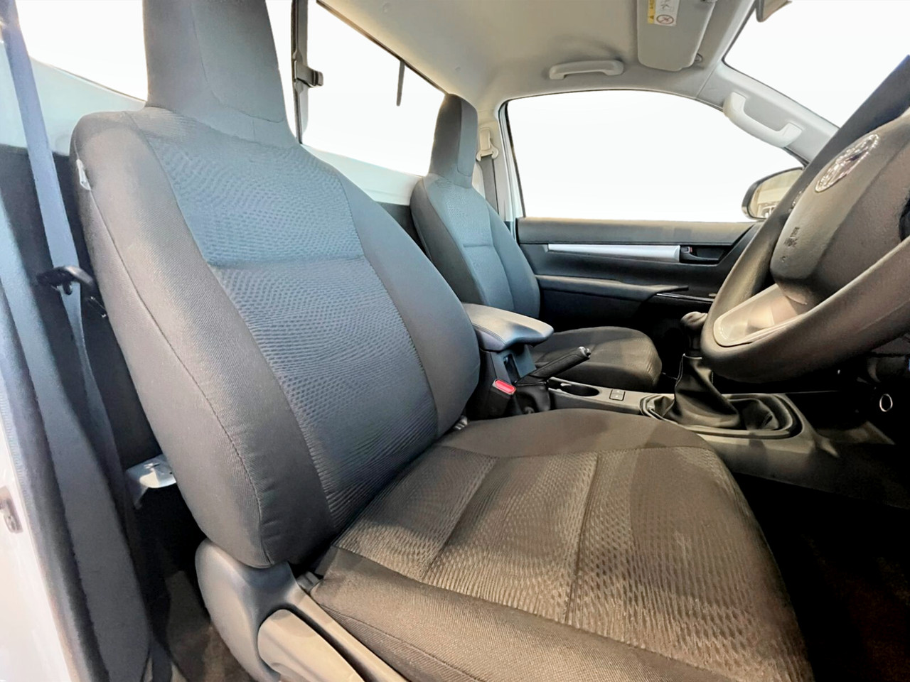 Toyota Hilux 2.4GD-6 SINGLE CAB RAIDER MANUAL