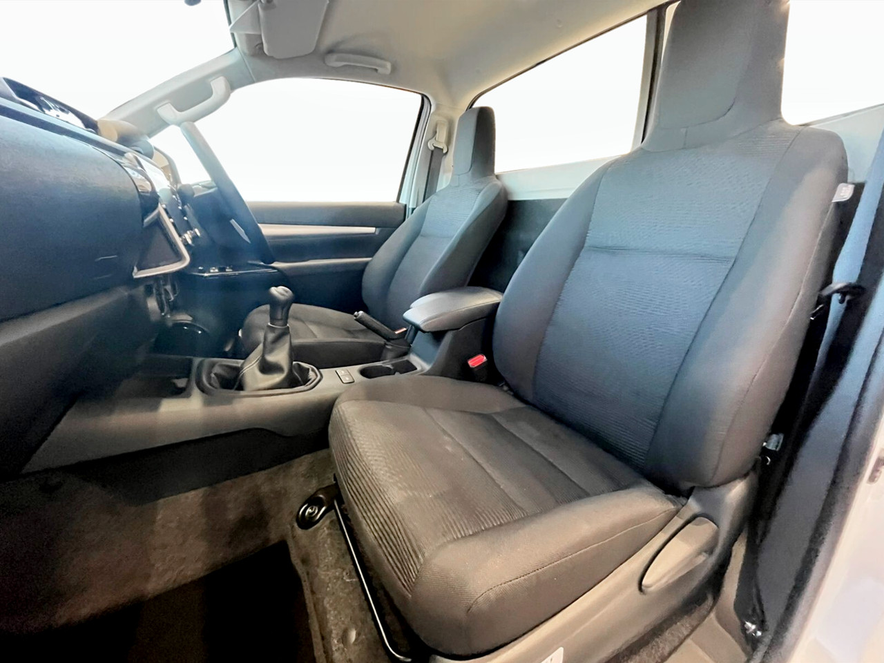 Toyota Hilux 2.4GD-6 SINGLE CAB RAIDER MANUAL