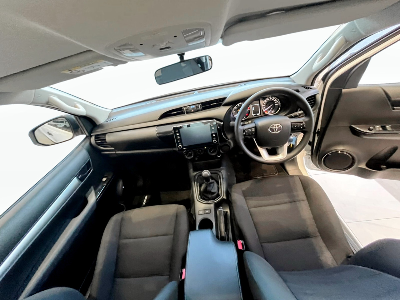 Toyota Hilux 2.4GD-6 SINGLE CAB RAIDER MANUAL