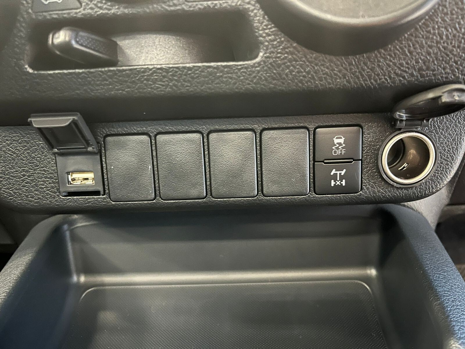 Toyota Hilux 2.4GD-6 SINGLE CAB RAIDER MANUAL