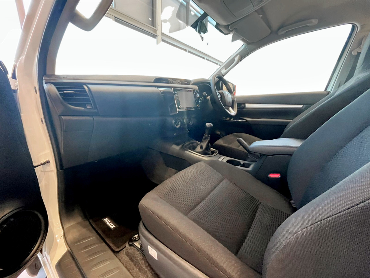 Toyota Hilux 2.4GD-6 SINGLE CAB RAIDER MANUAL