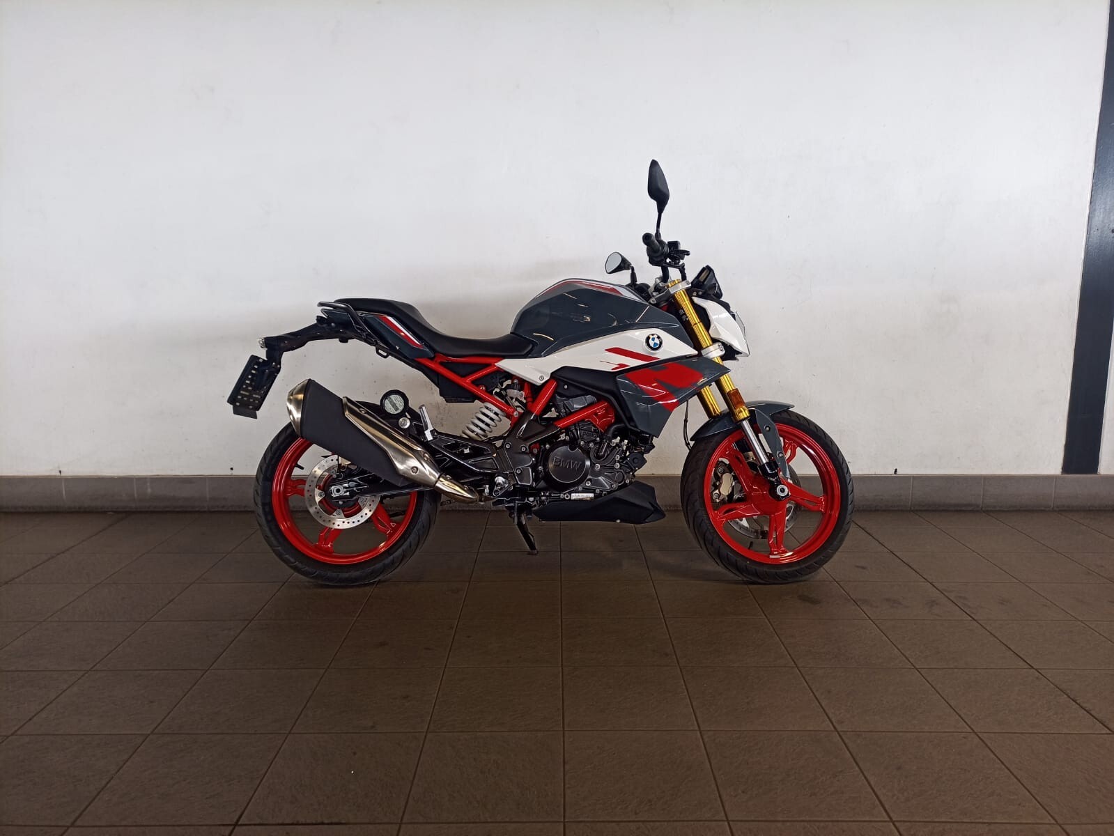 BMW G310 R