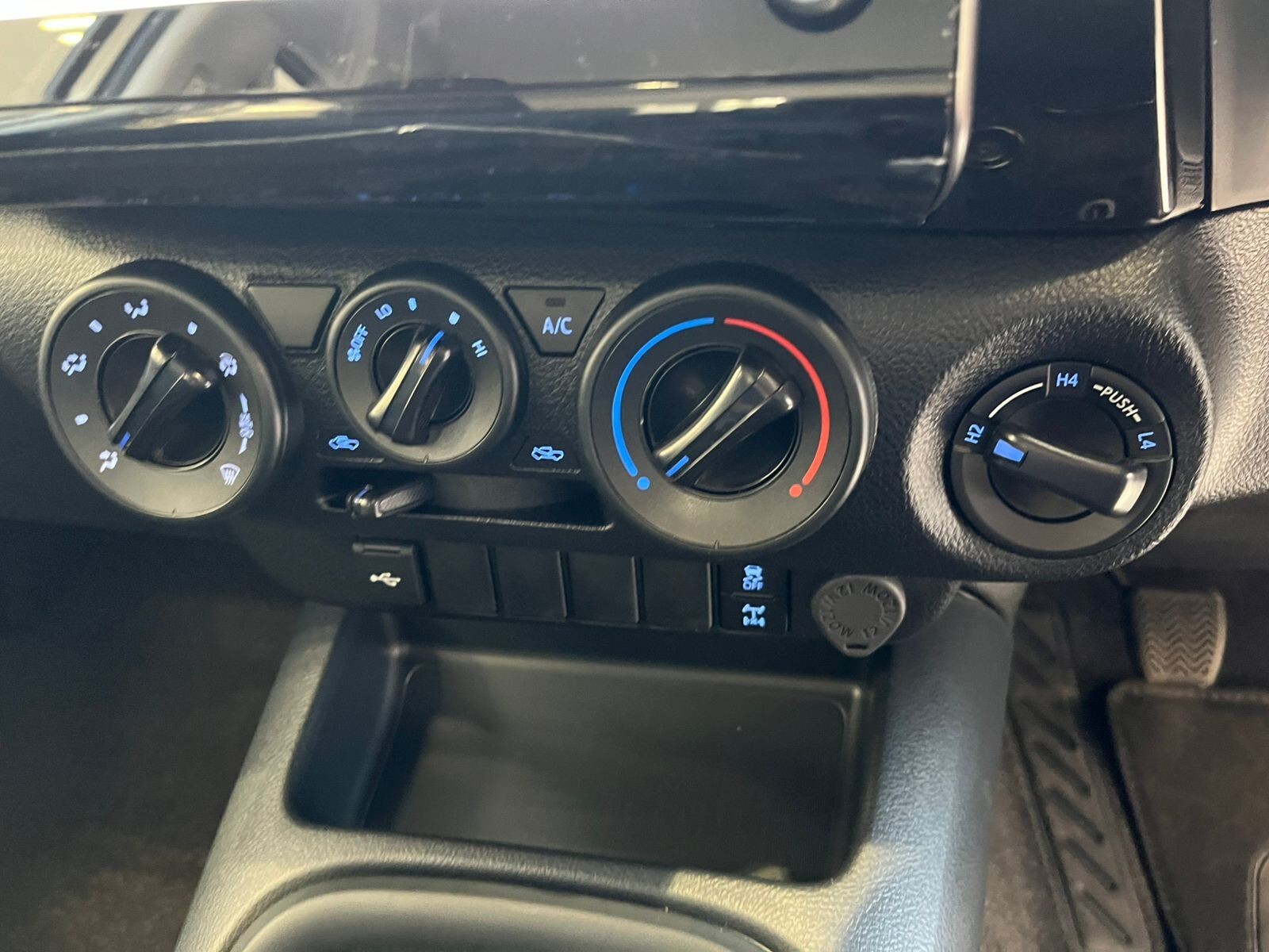 Toyota Hilux 2.4GD-6 DOUBLE CAB 4X4 RAIDER