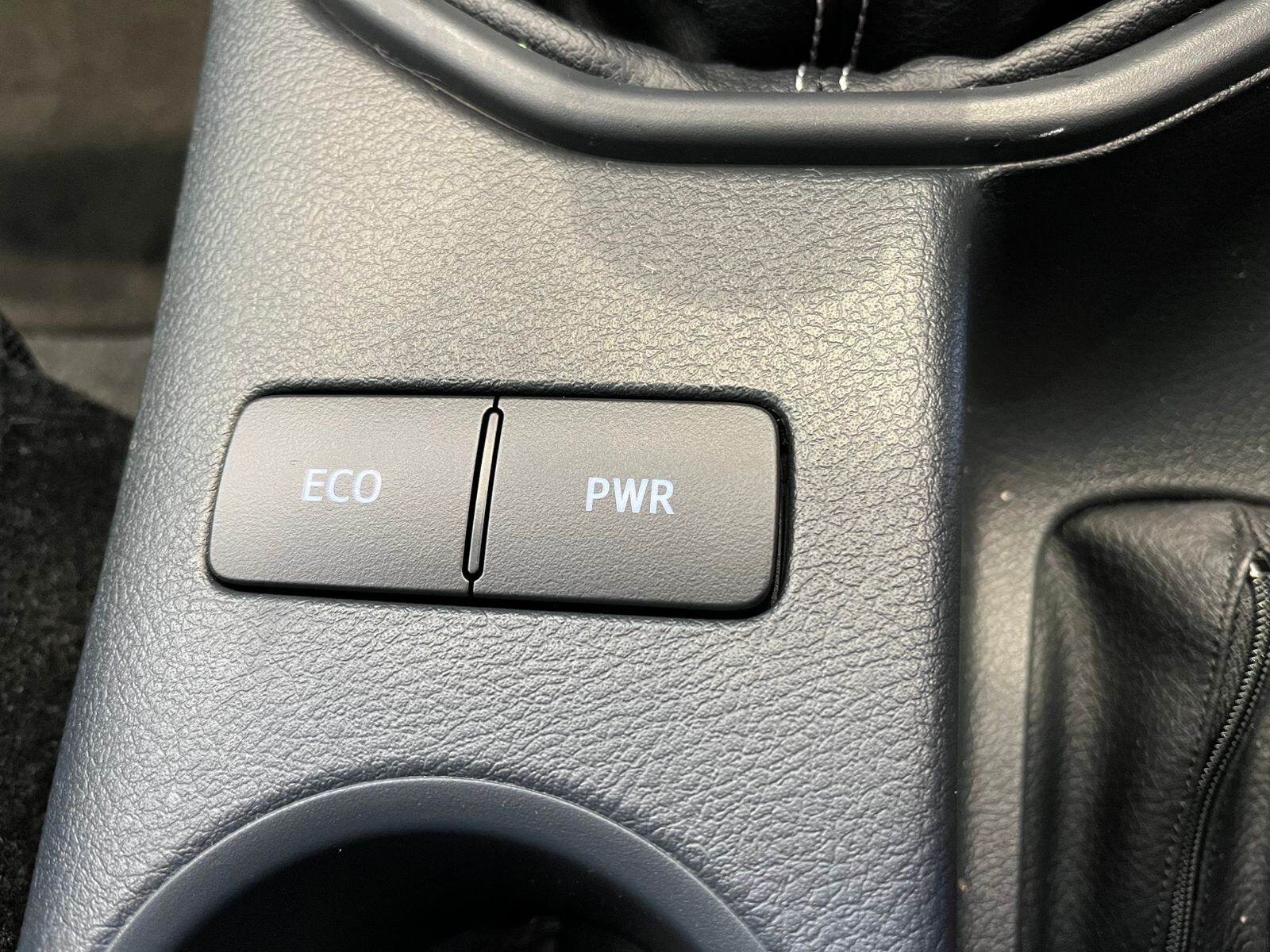 Toyota Hilux 2.4GD-6 DOUBLE CAB 4X4 RAIDER