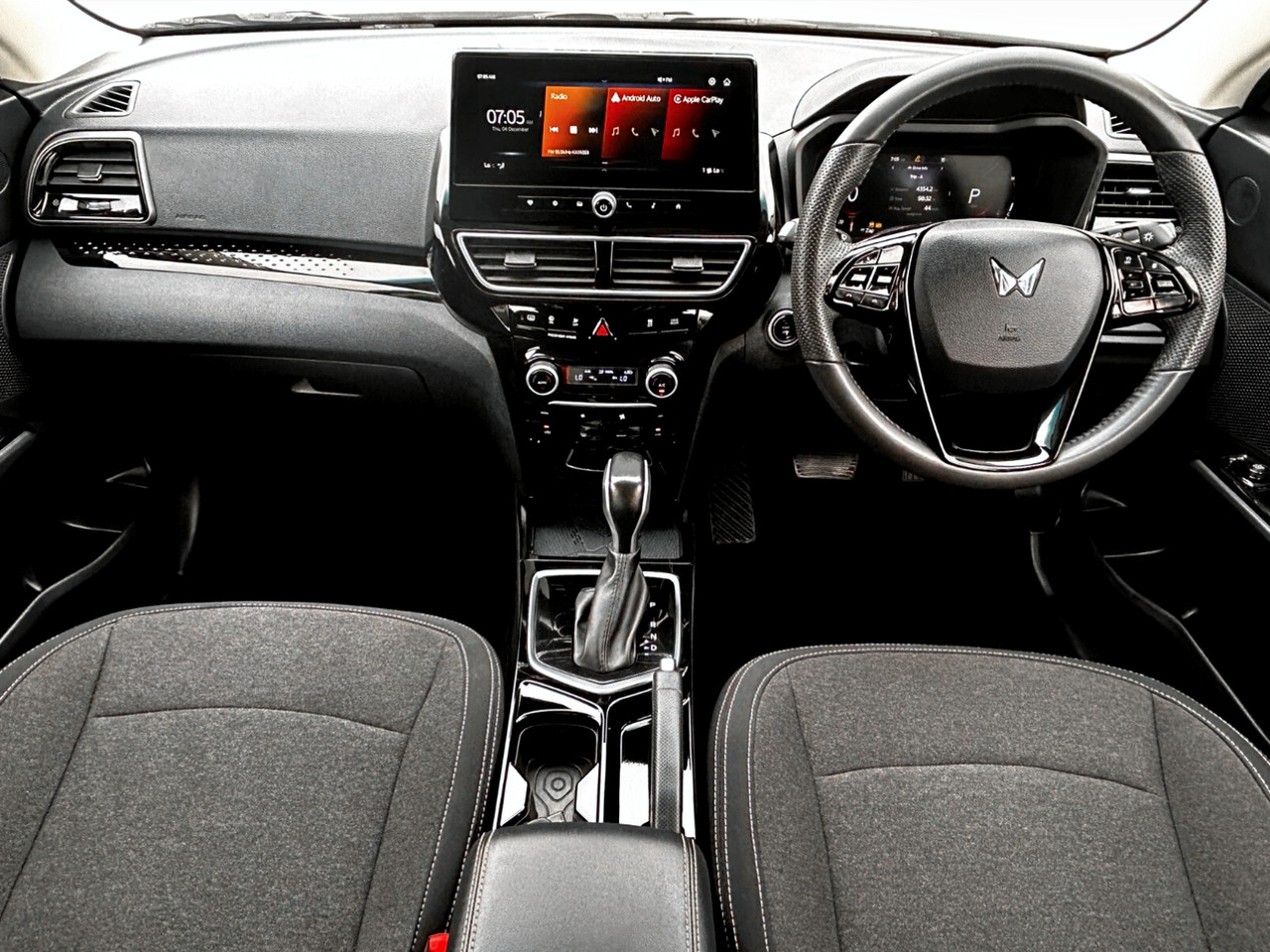 Mahindra XUV 3XO 1.2T AX5 AUTO