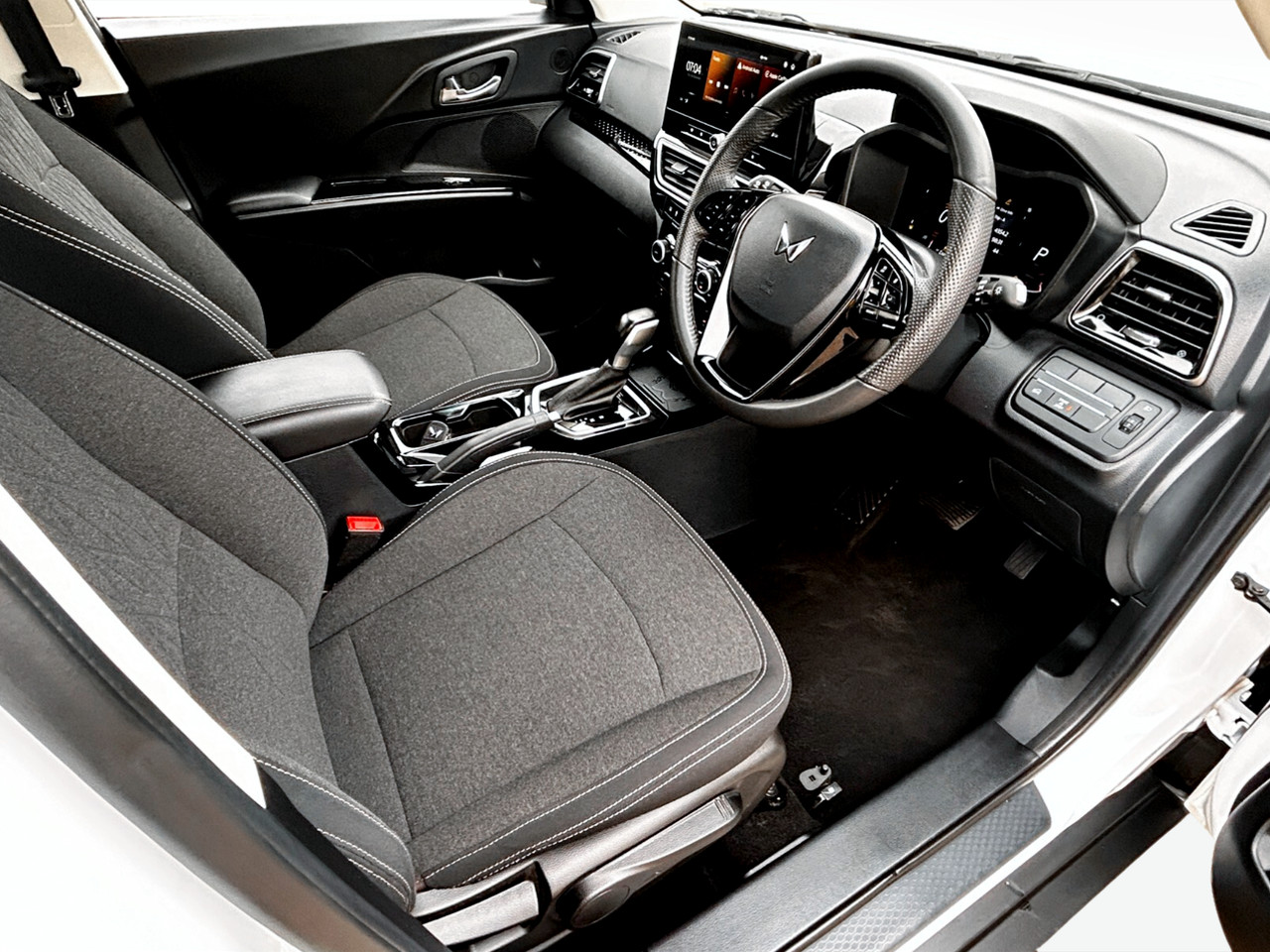 Mahindra XUV 3XO 1.2T AX5 AUTO