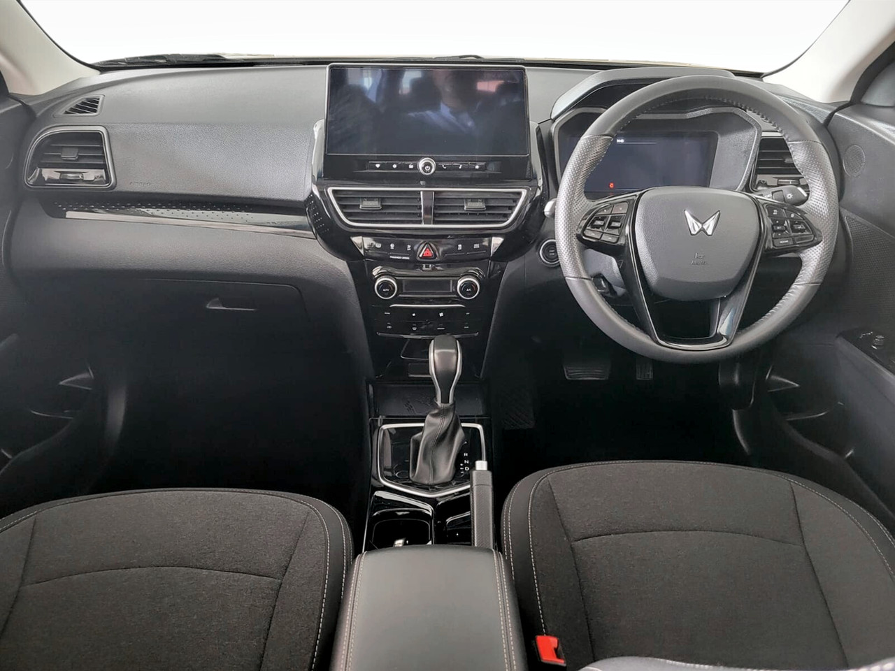 Mahindra XUV 3XO 1.2T AX5 AUTO
