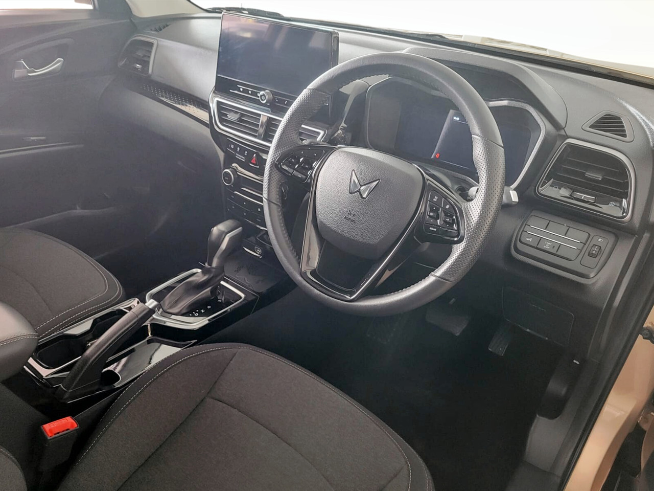 Mahindra XUV 3XO 1.2T AX5 AUTO