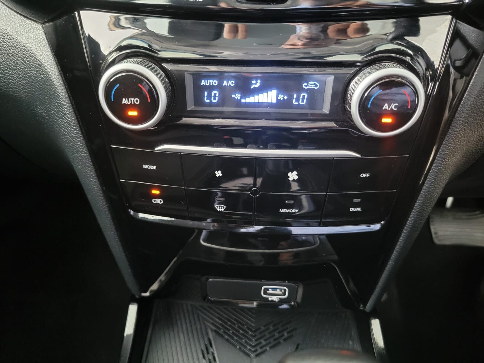 Mahindra XUV 3XO 1.2T AX5 AUTO