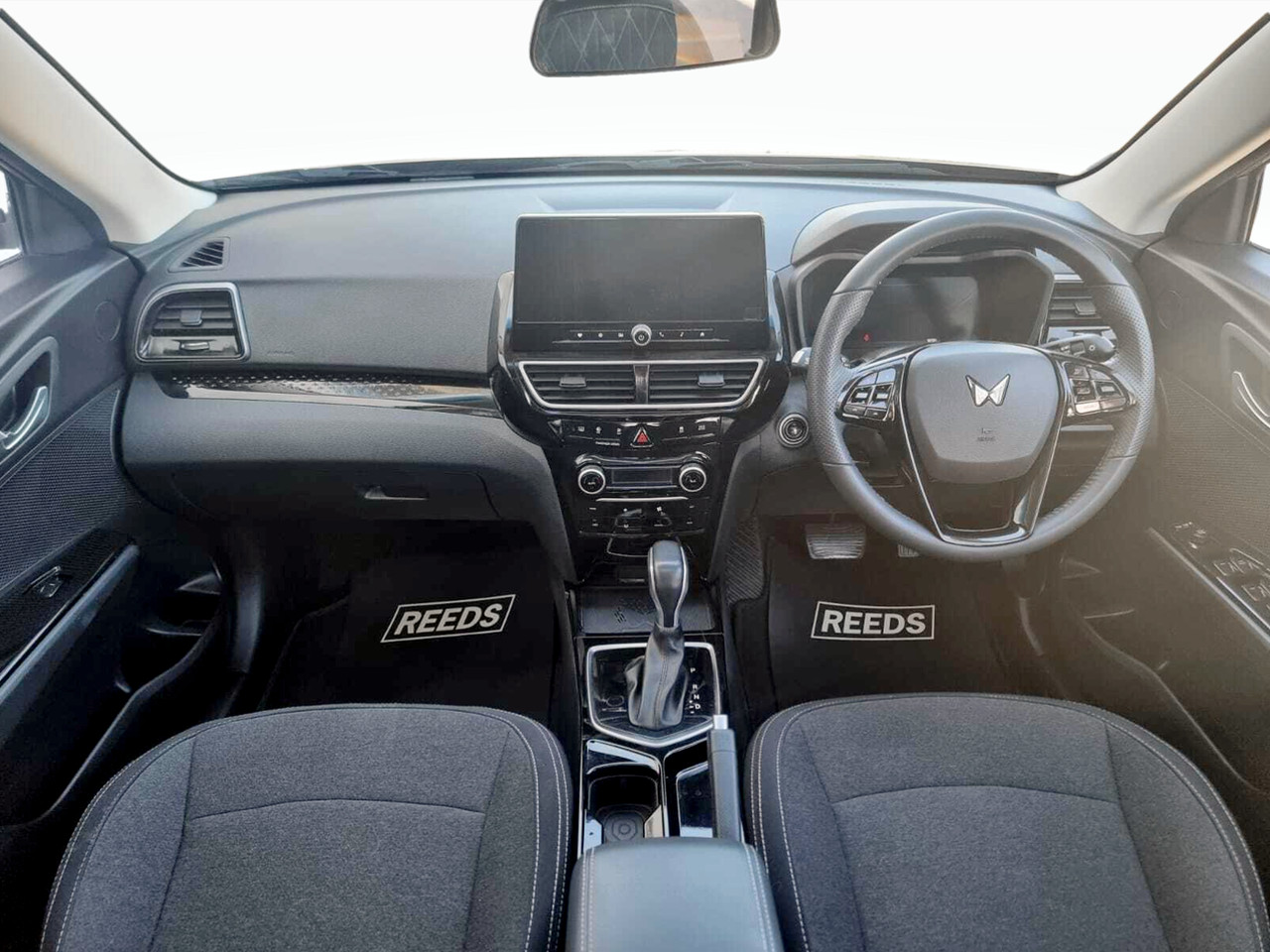 Mahindra XUV 3XO 1.2T AX5 AUTO