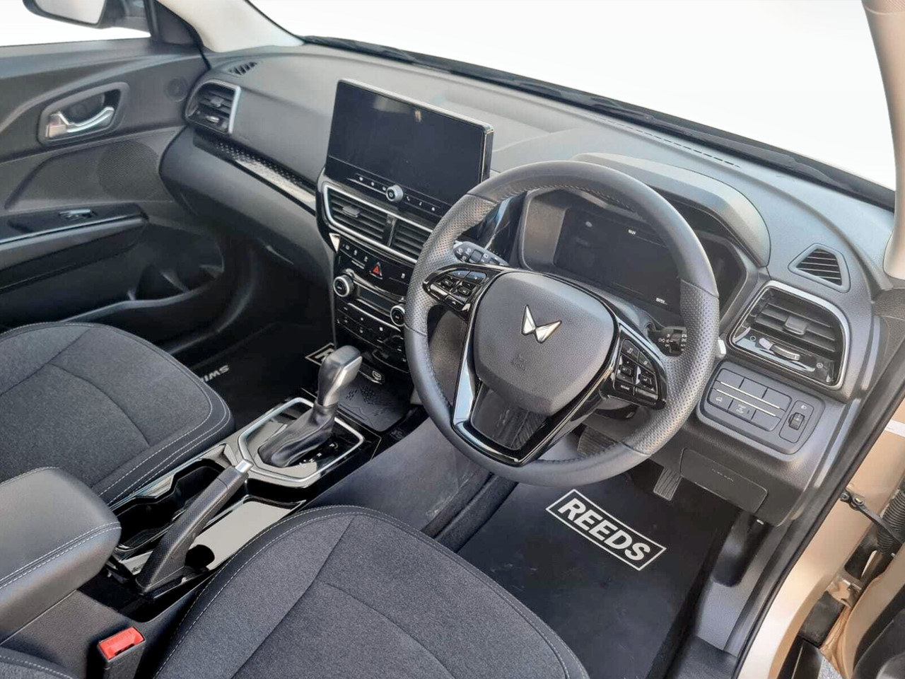 Mahindra XUV 3XO 1.2T AX5 AUTO