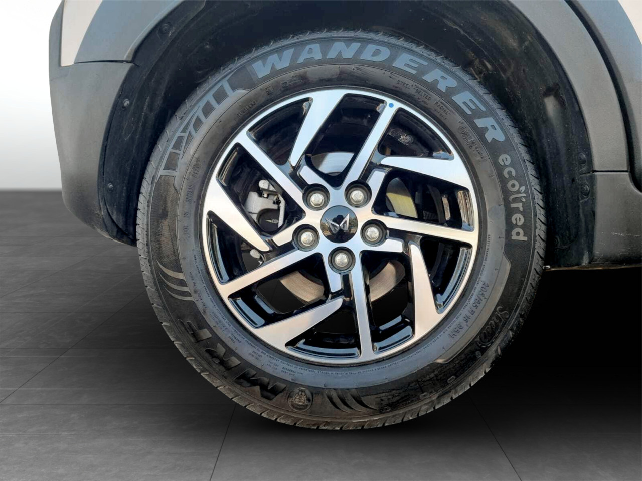 Mahindra XUV 3XO 1.2T AX5 AUTO