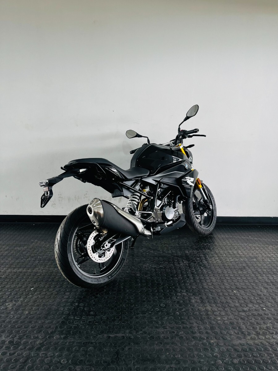 BMW G310 R COSMIC BLACK