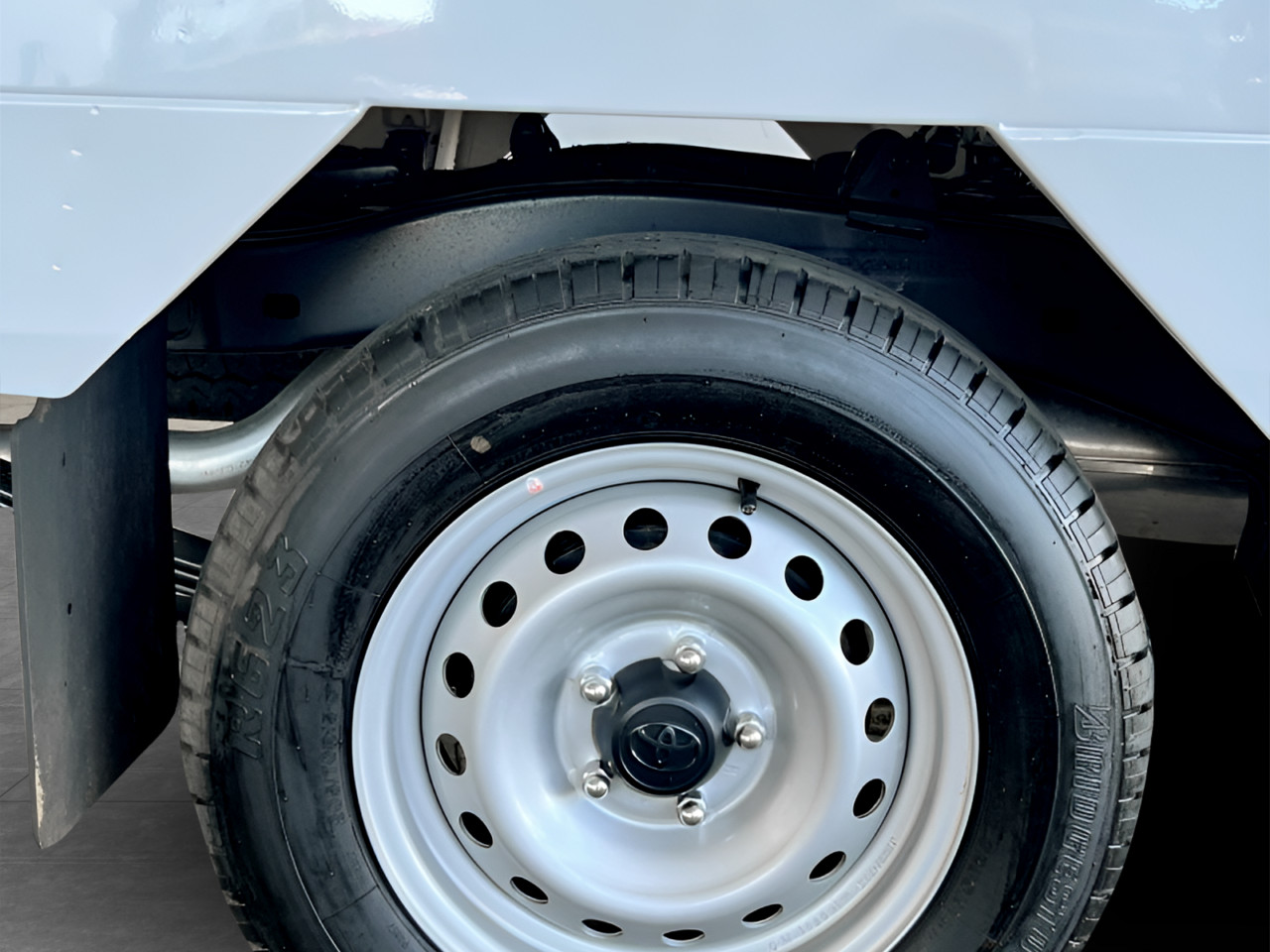 Toyota Hilux 2.4GD SINGLE CAB FLAT DECK