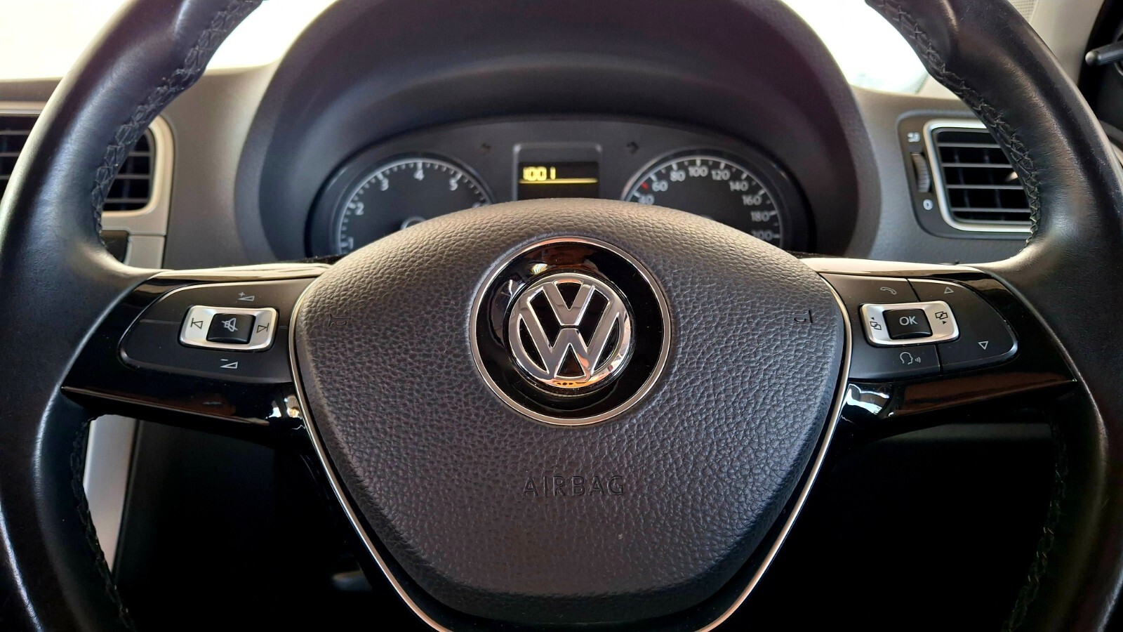 Volkswagen POLO VIVO HATCH 1.6 MAXX
