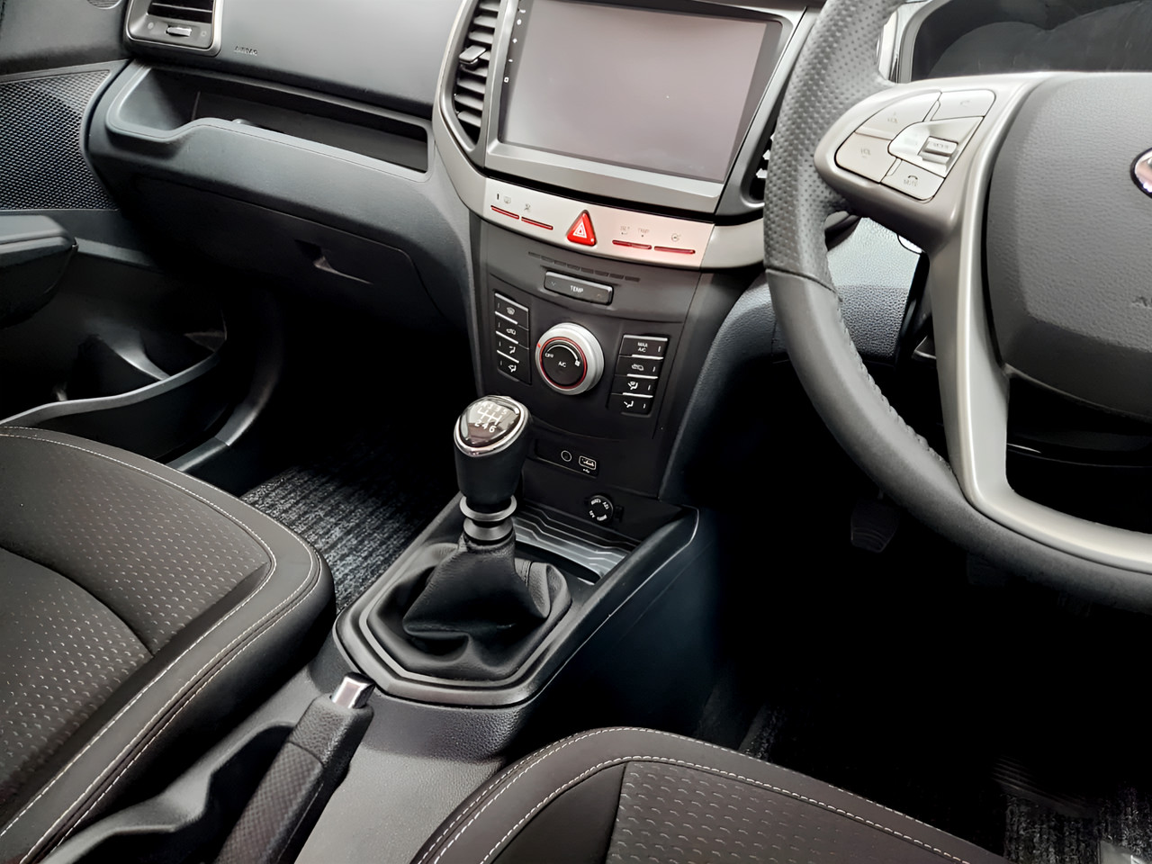 Mahindra XUV300 1.2T W6