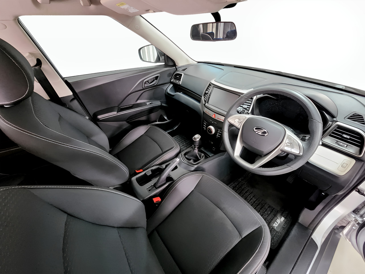 Mahindra XUV300 1.2T W6