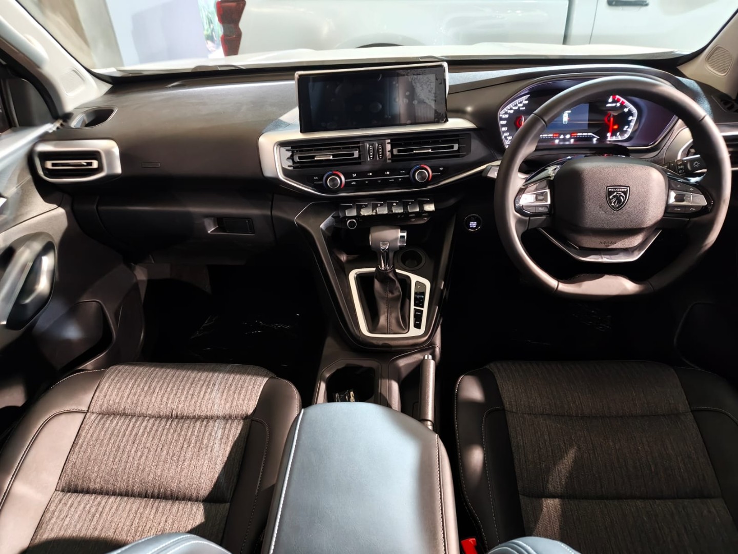 2026 Peugeot LANDTREK LANDTREK D-CAB 1.9D ALLURE 4X2 AT image 14