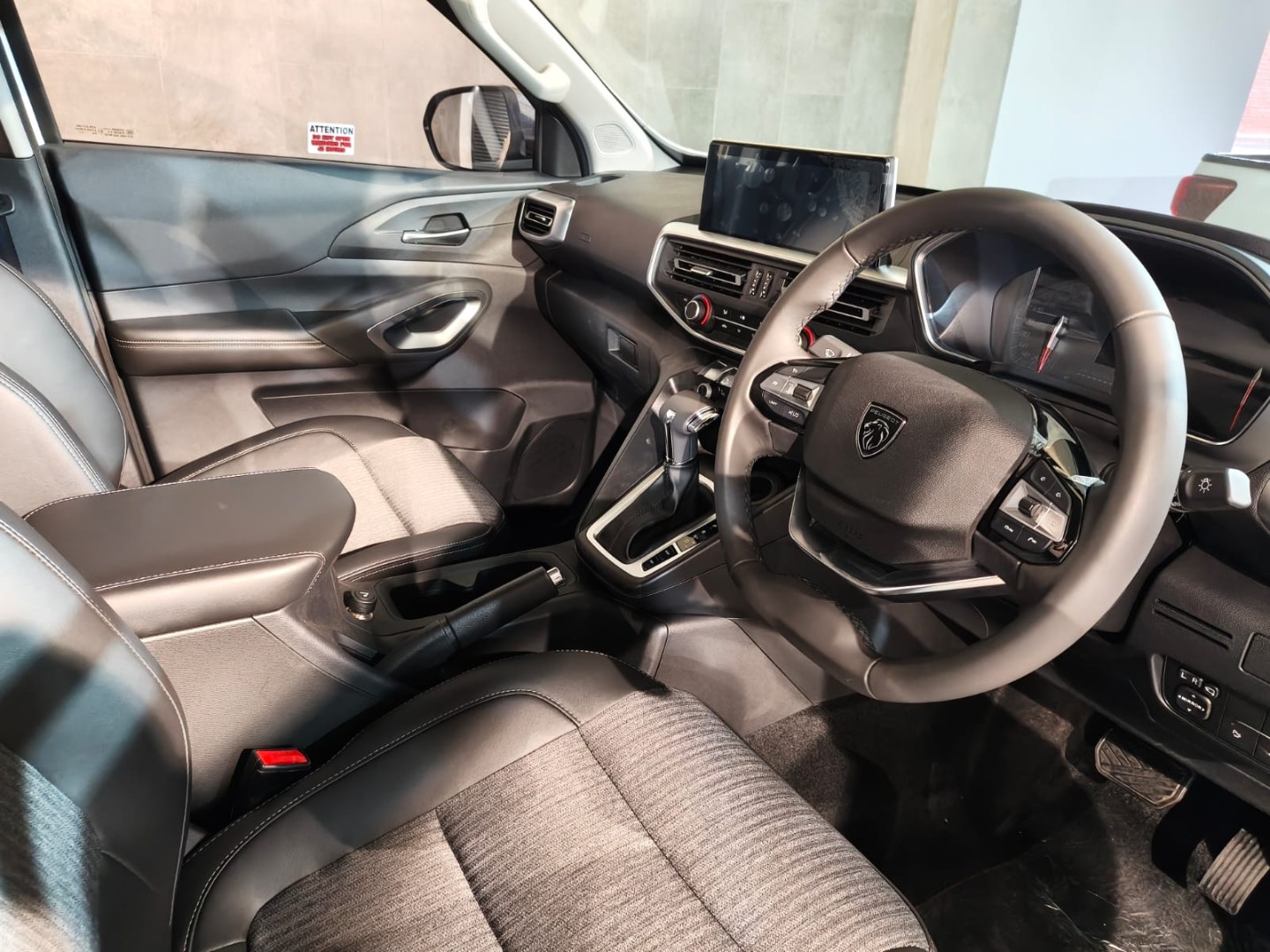 2026 Peugeot LANDTREK LANDTREK D-CAB 1.9D ALLURE 4X2 AT image 16