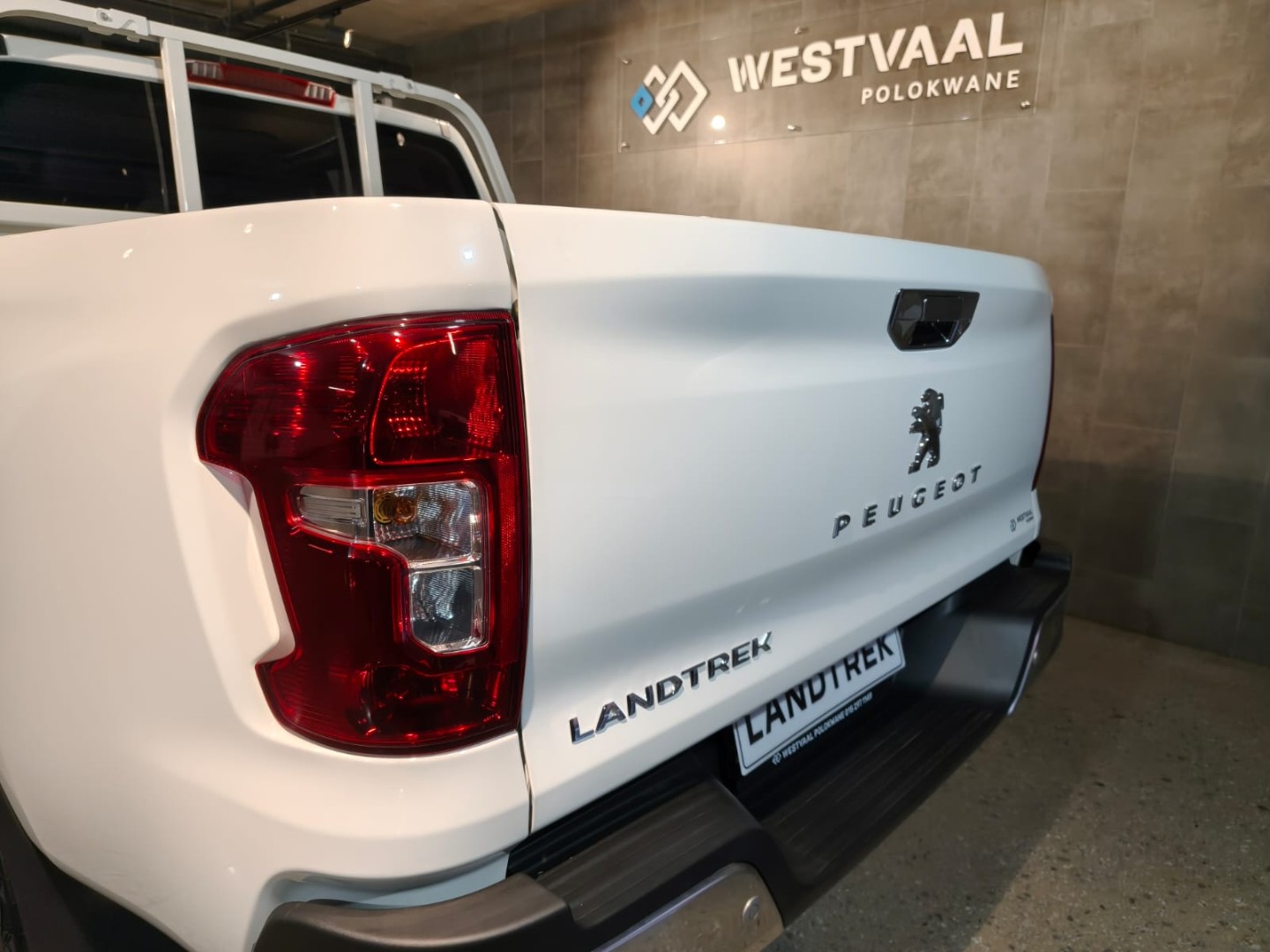 2026 Peugeot LANDTREK LANDTREK D-CAB 1.9D ACTIVE 4X4 MT image 5