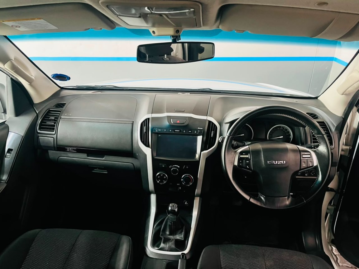 2021 Isuzu D-Max D-MAX 300 LX E/CAB P/U image 12