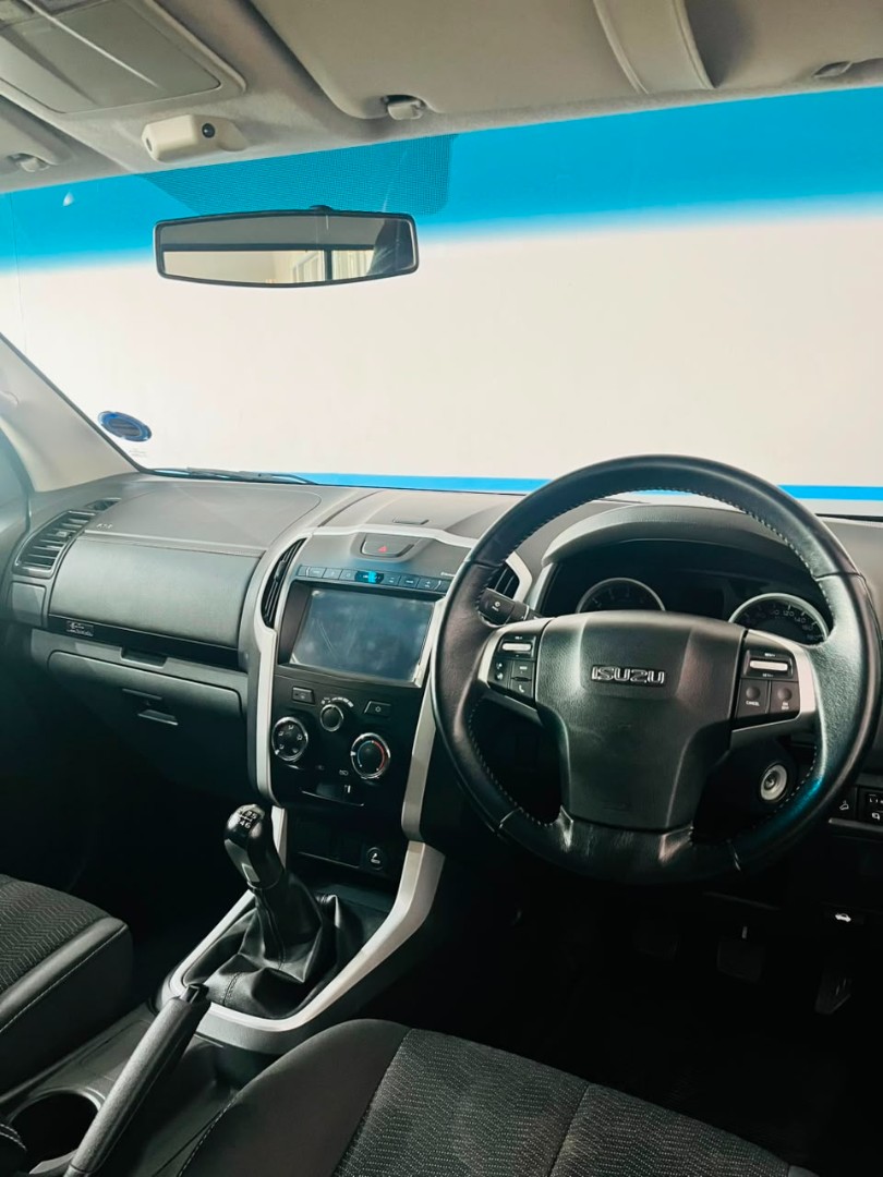 2021 Isuzu D-Max D-MAX 300 LX E/CAB P/U image 13