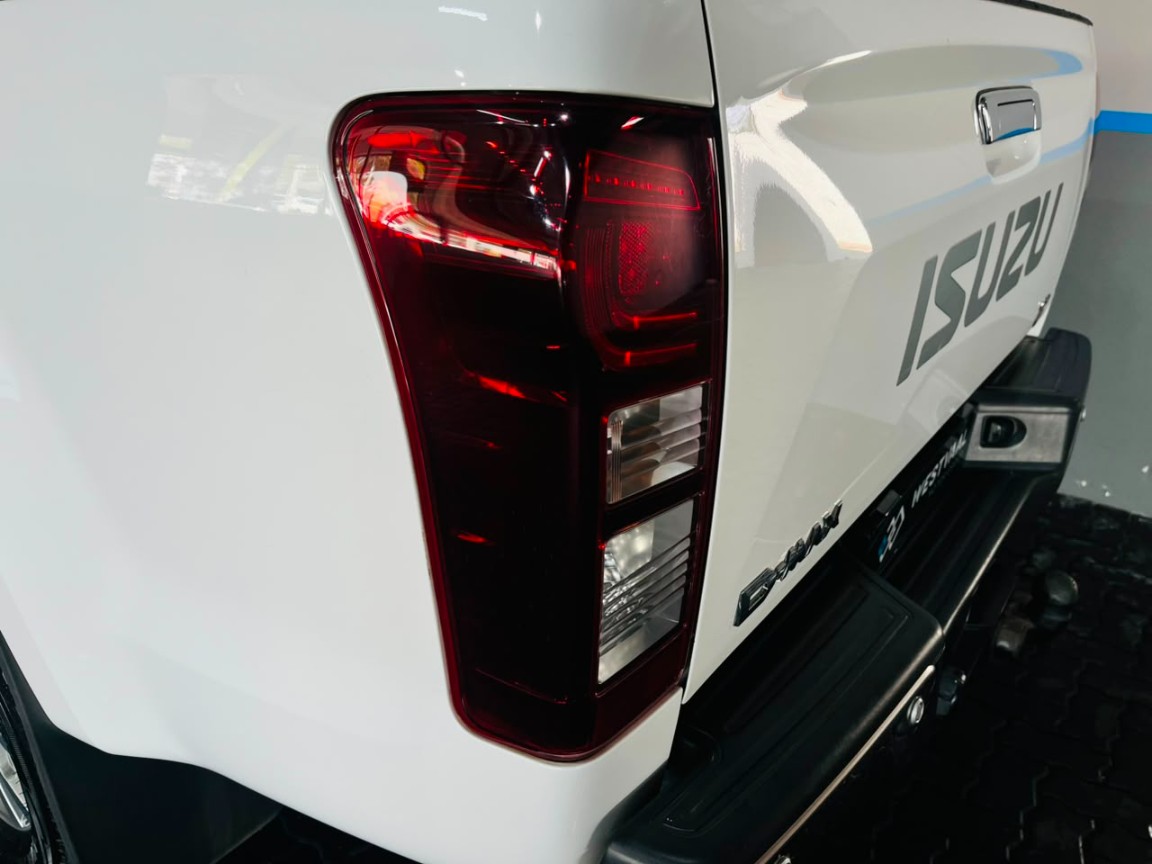 2021 Isuzu D-Max D-MAX 300 LX E/CAB P/U image 7