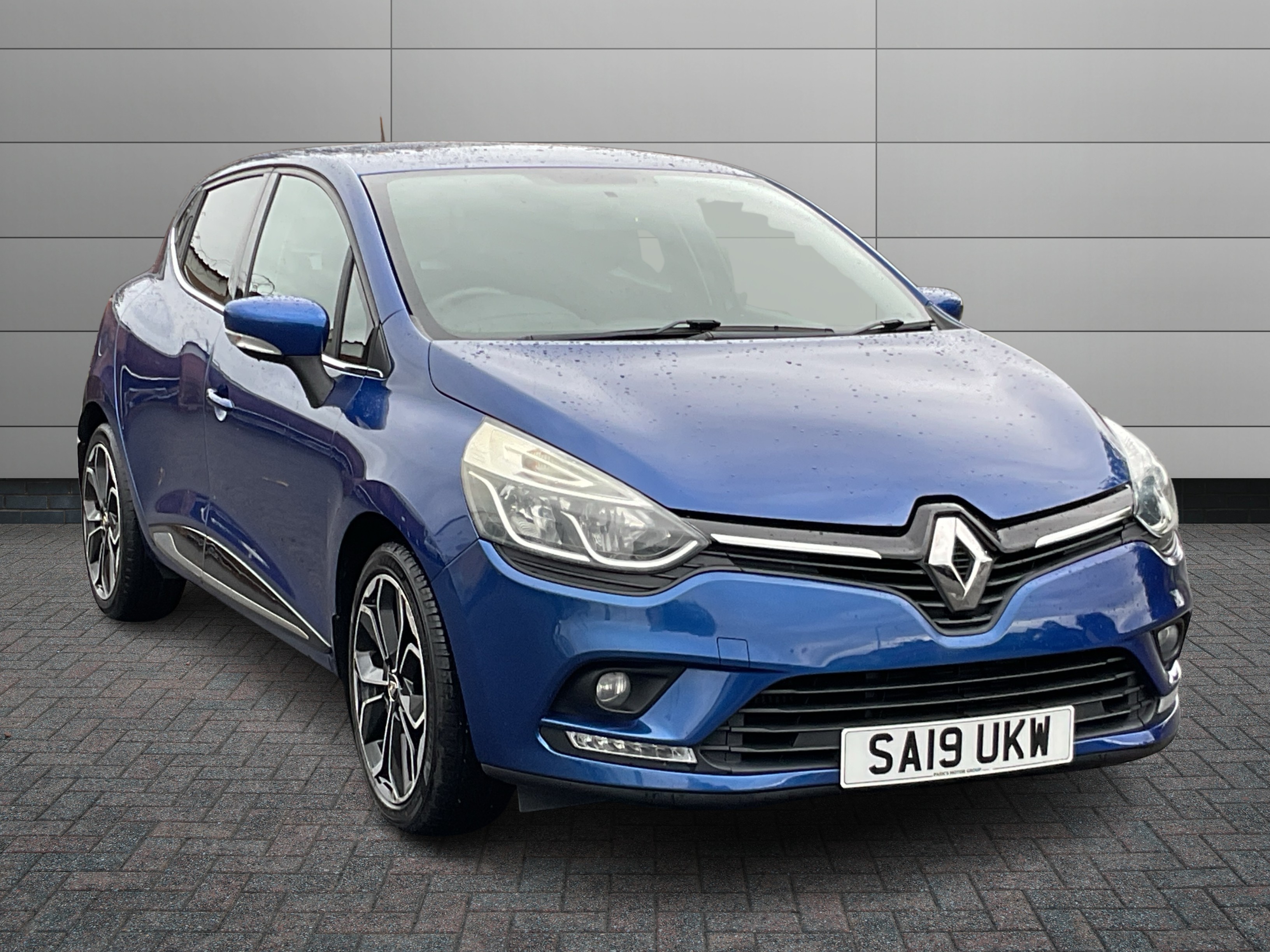 Renault Clio listing photo