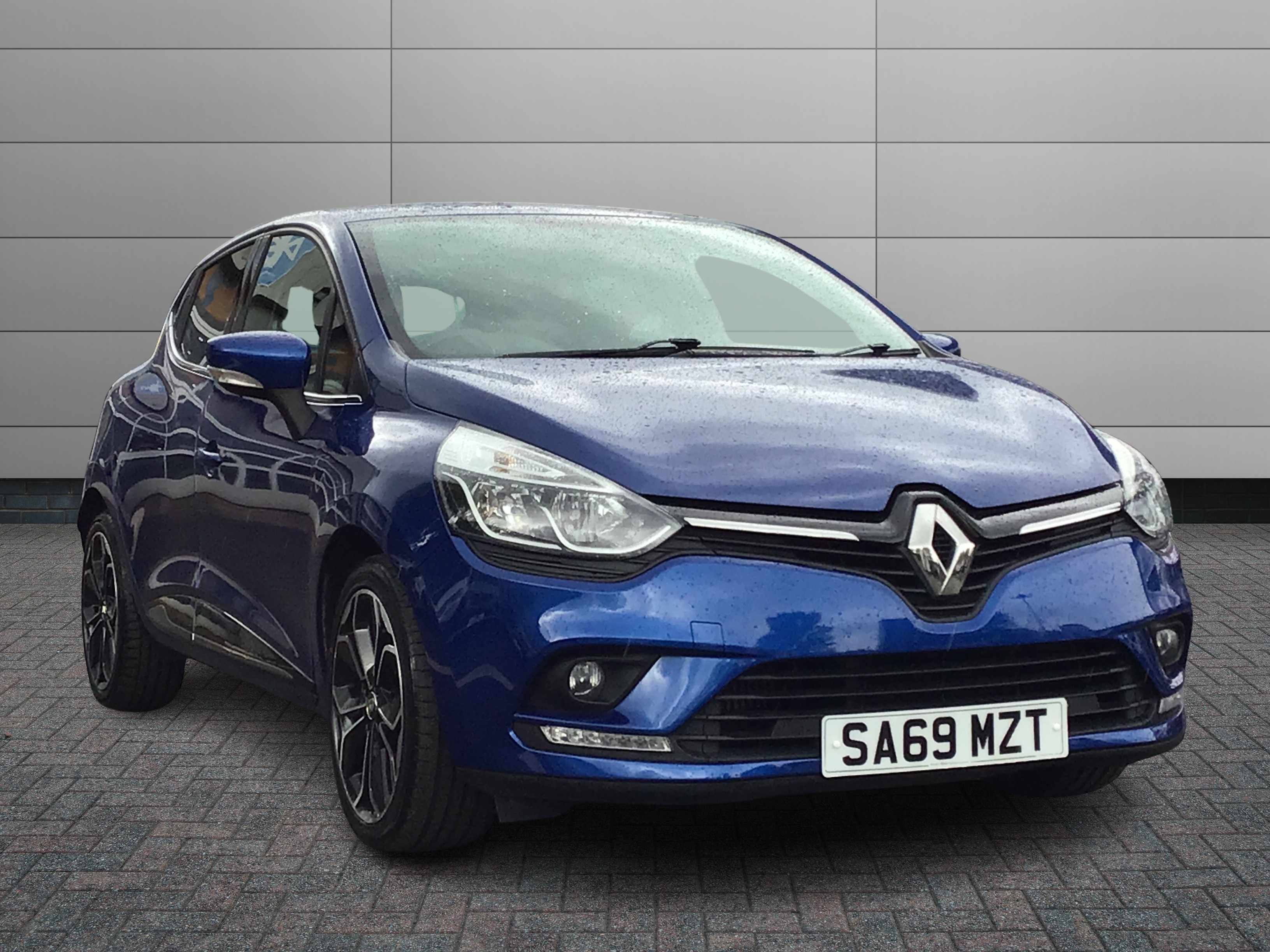 Renault Clio listing photo