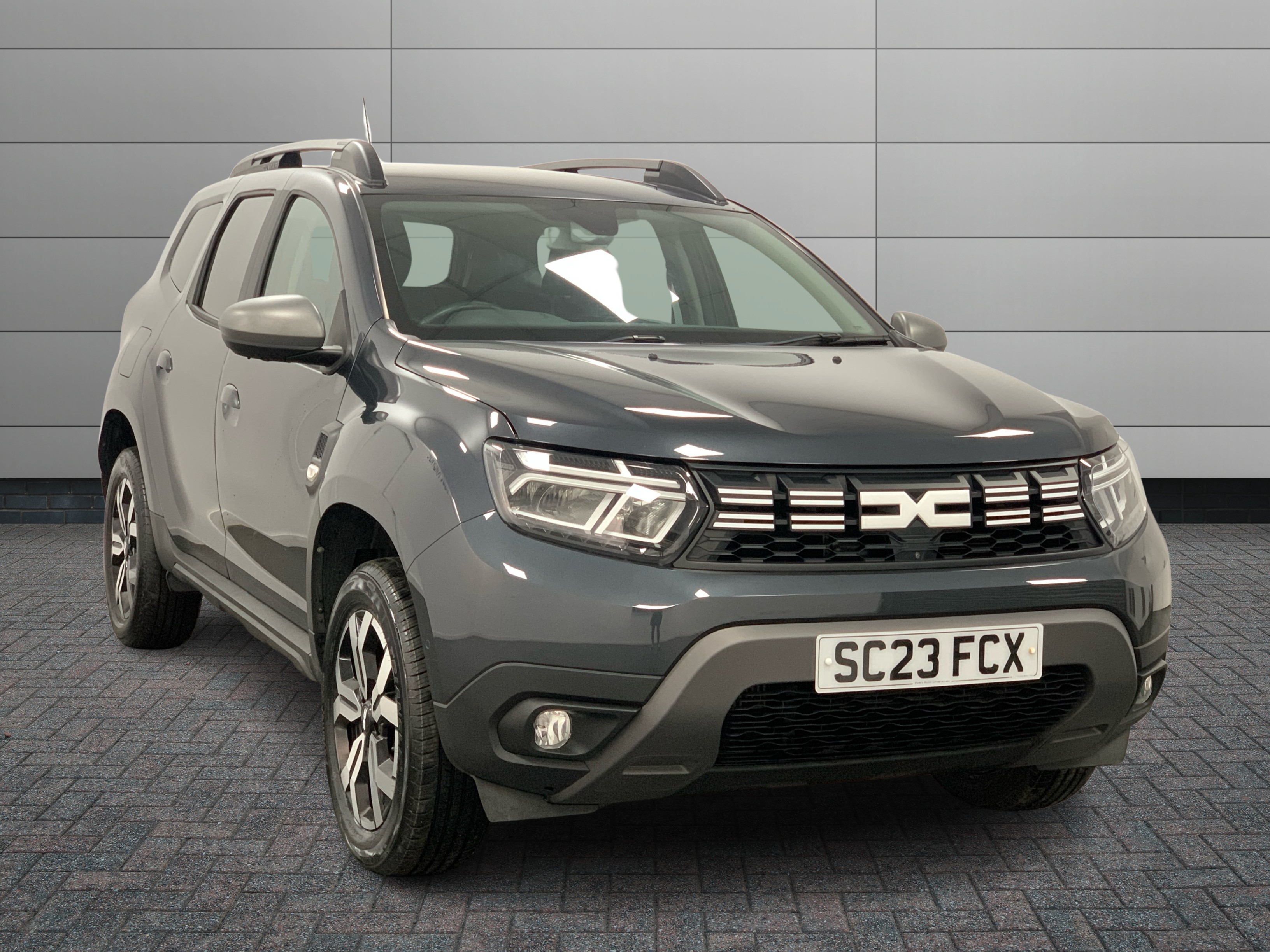 Dacia Duster listing photo