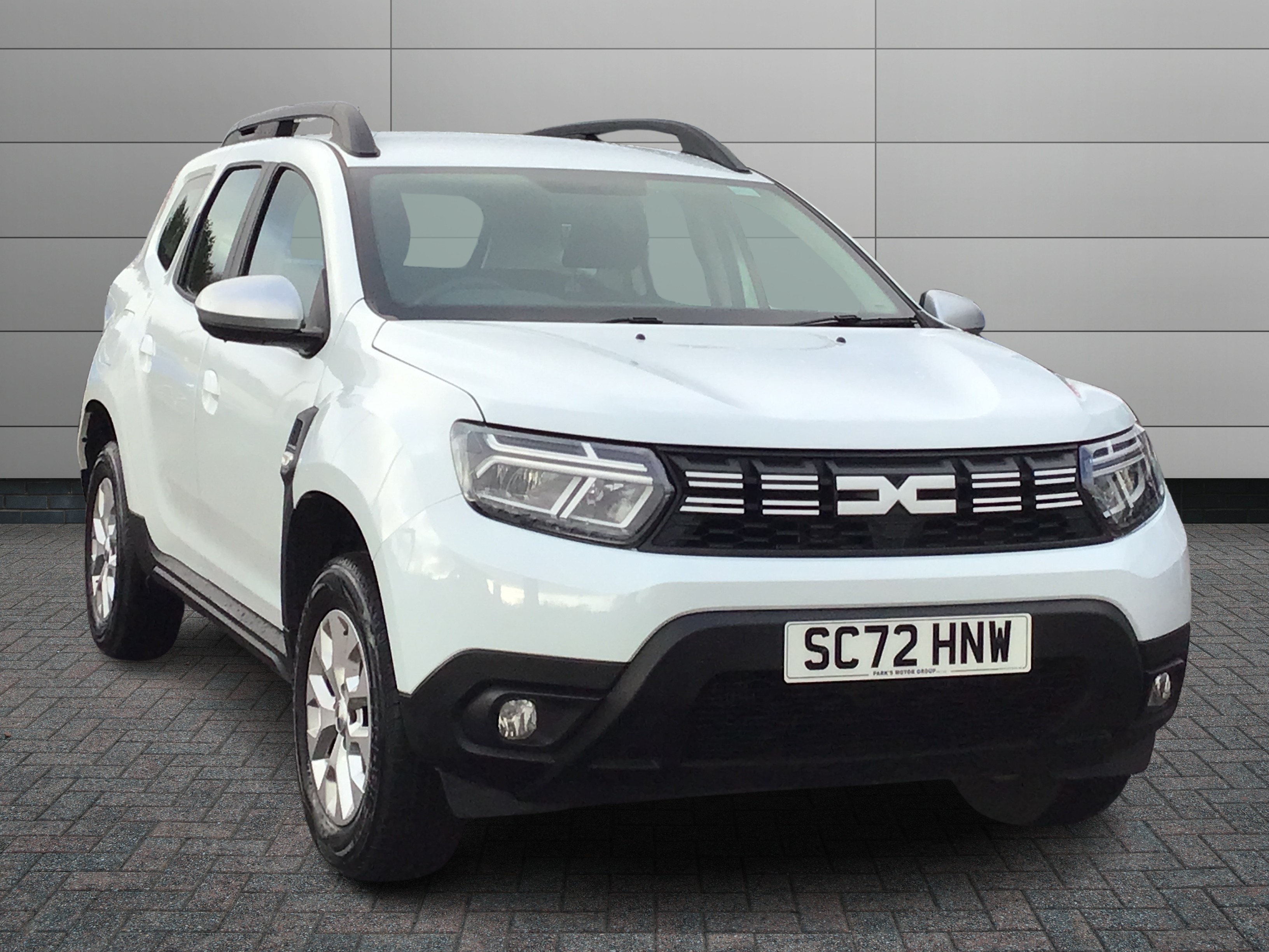 Dacia Duster listing photo