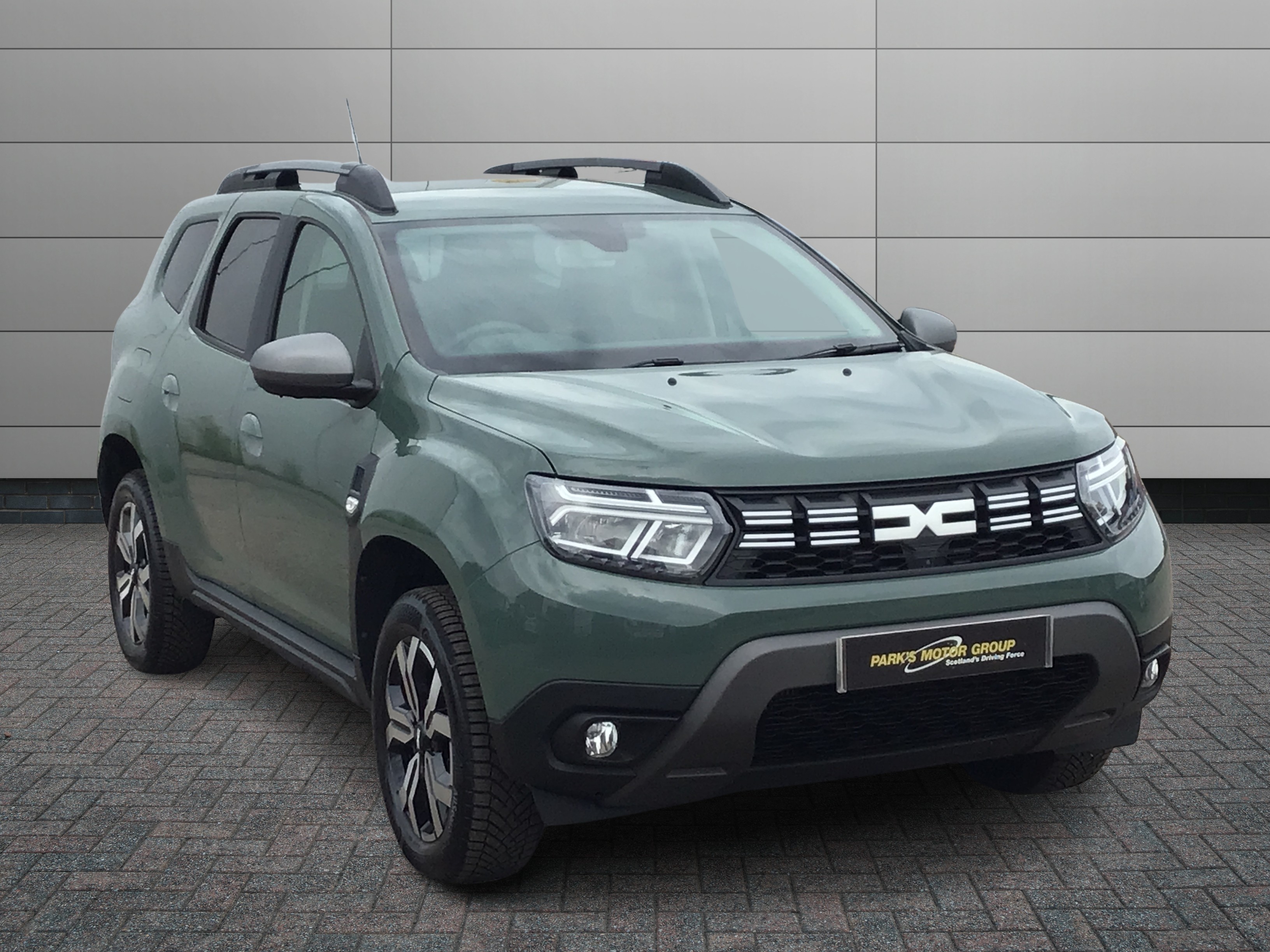 Dacia Duster listing photo