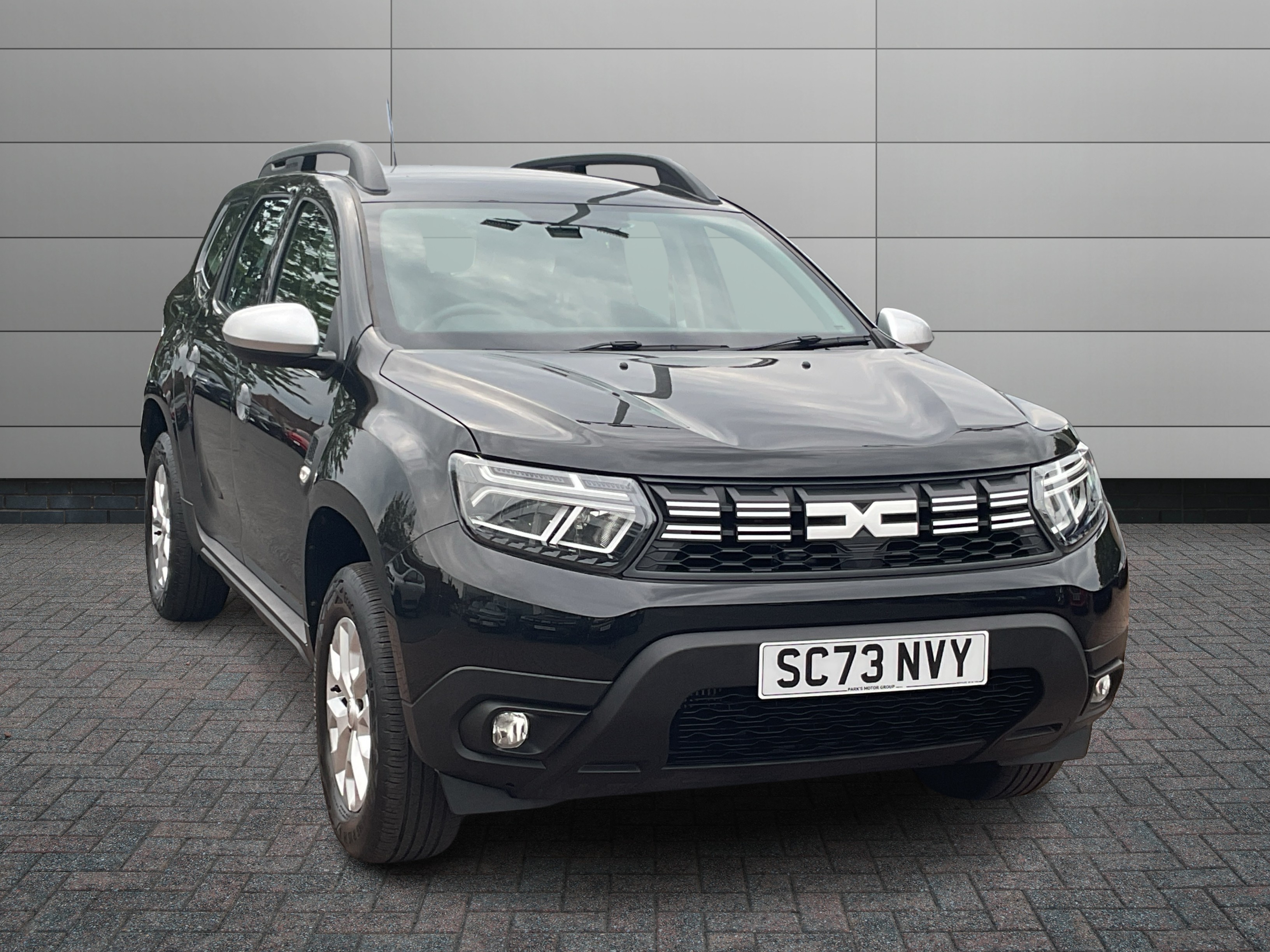 Dacia Duster listing photo