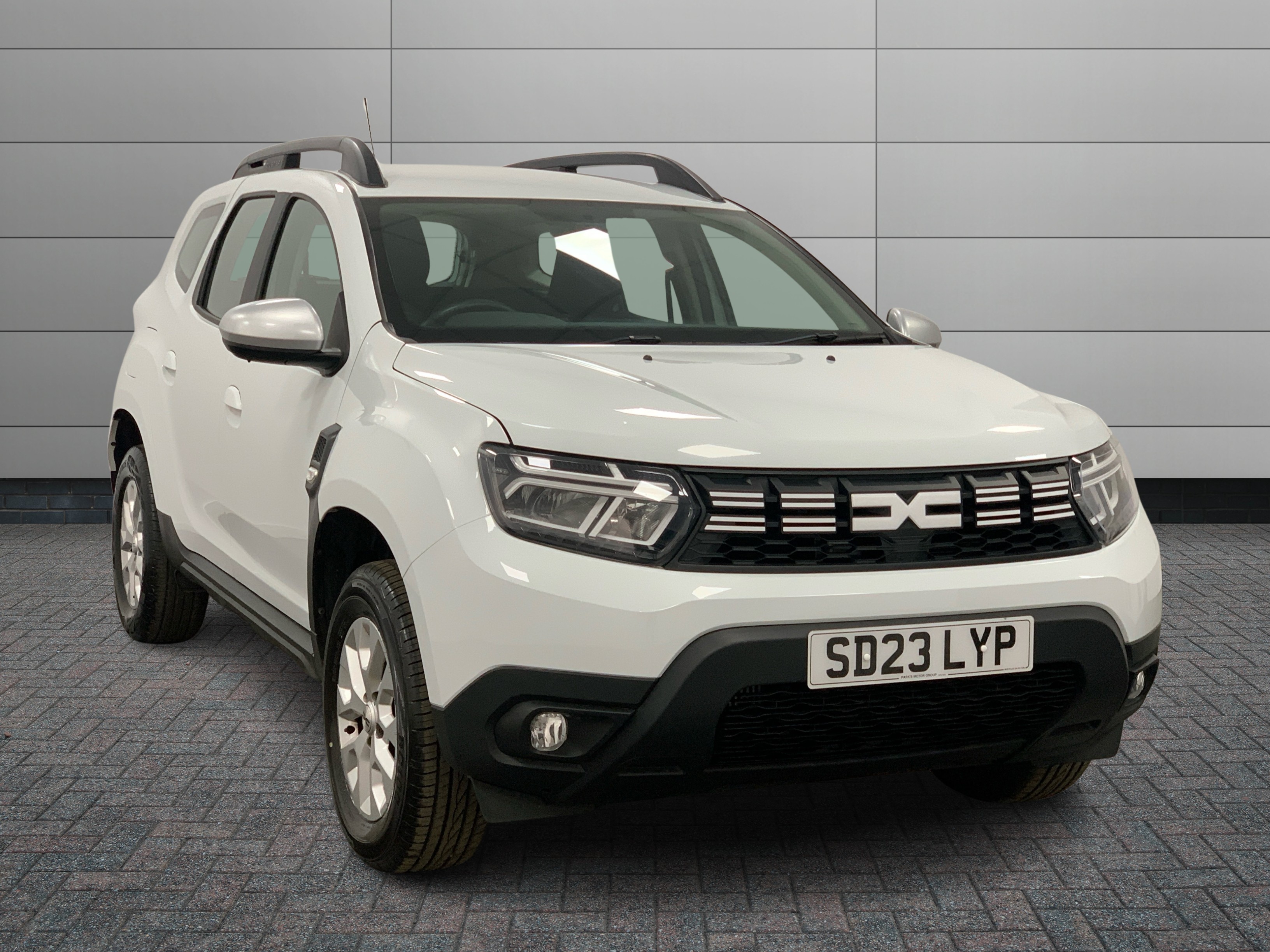 Dacia Duster listing photo