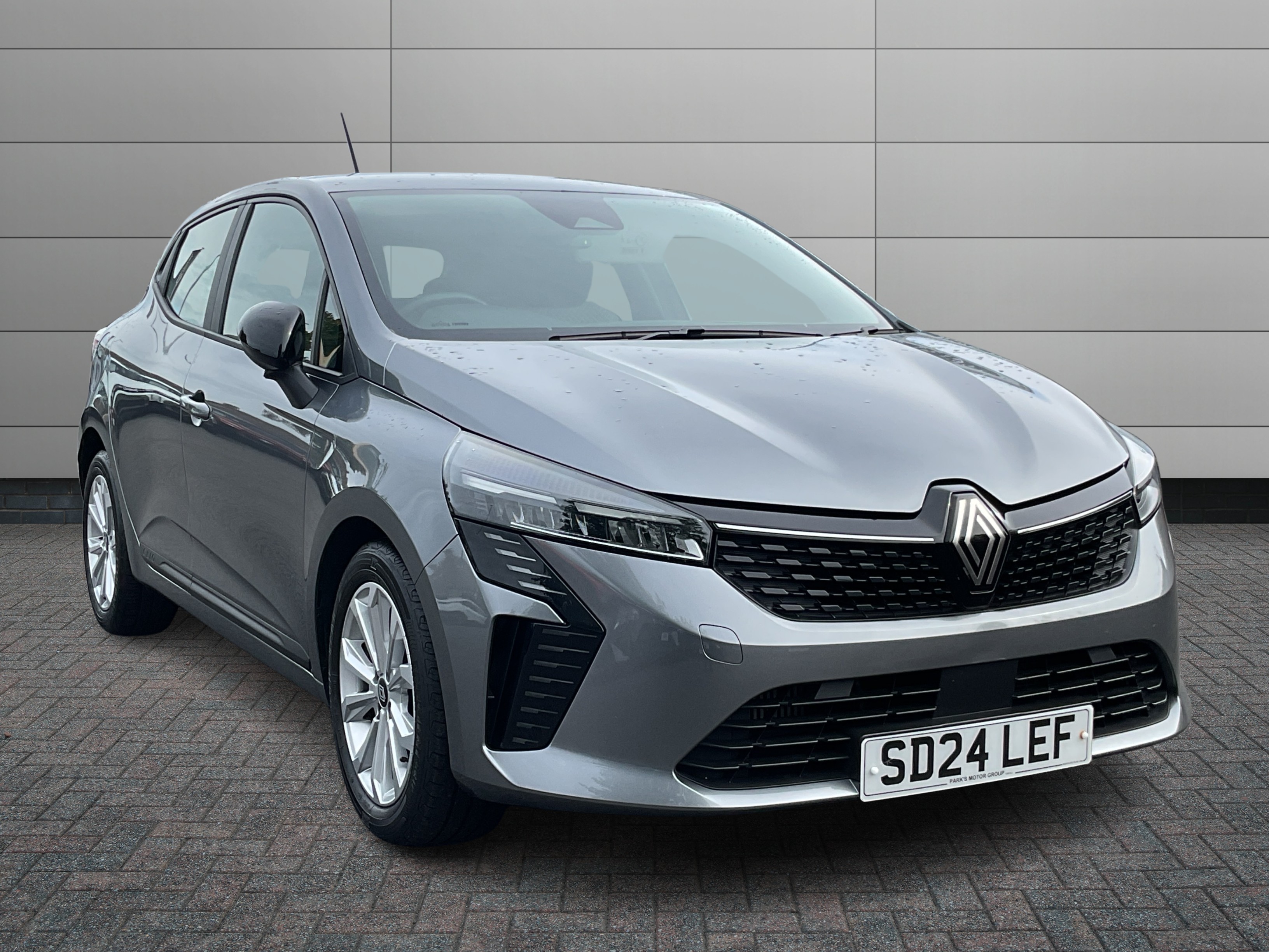 Renault Clio listing photo
