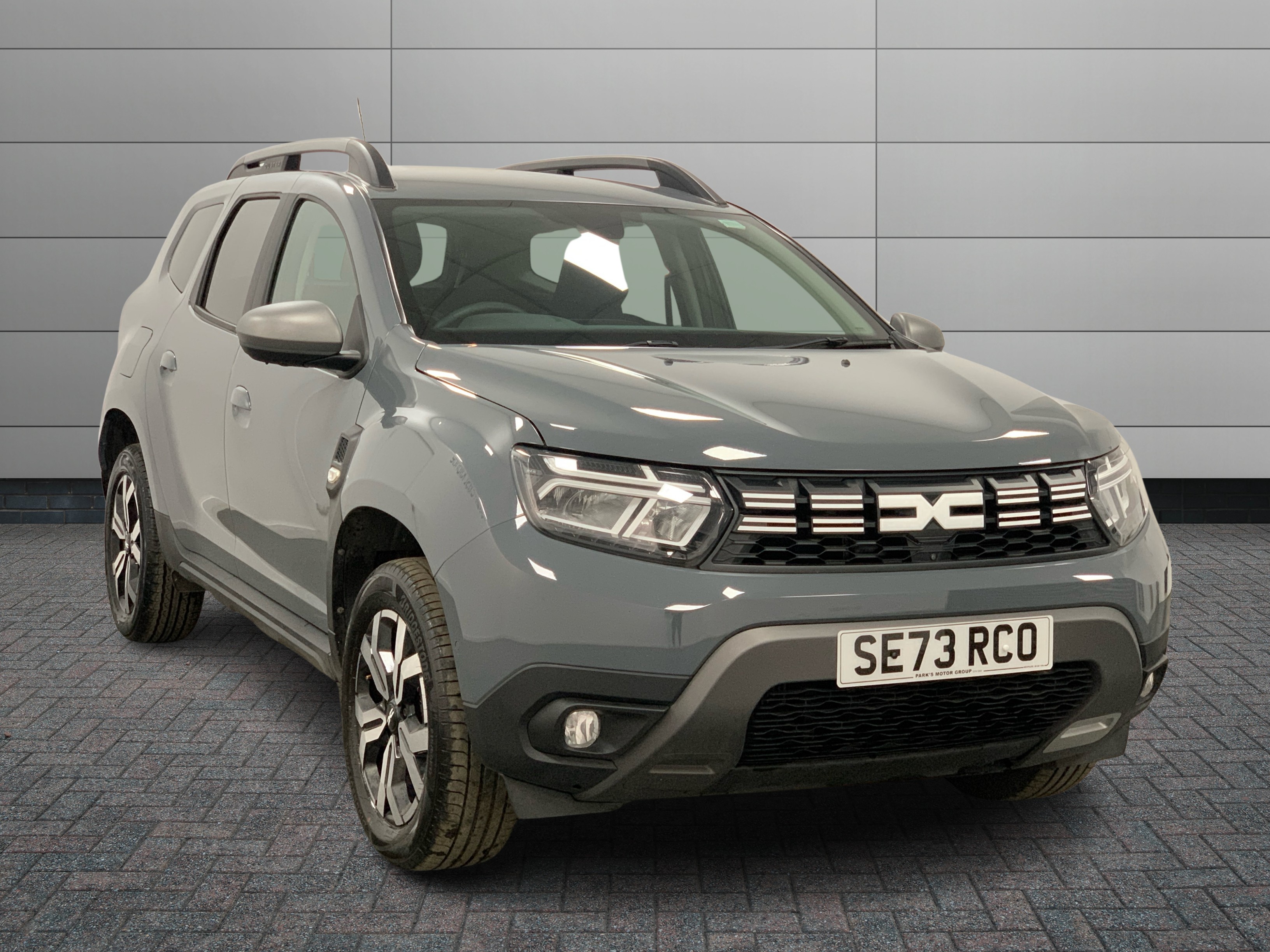 Dacia Duster listing photo