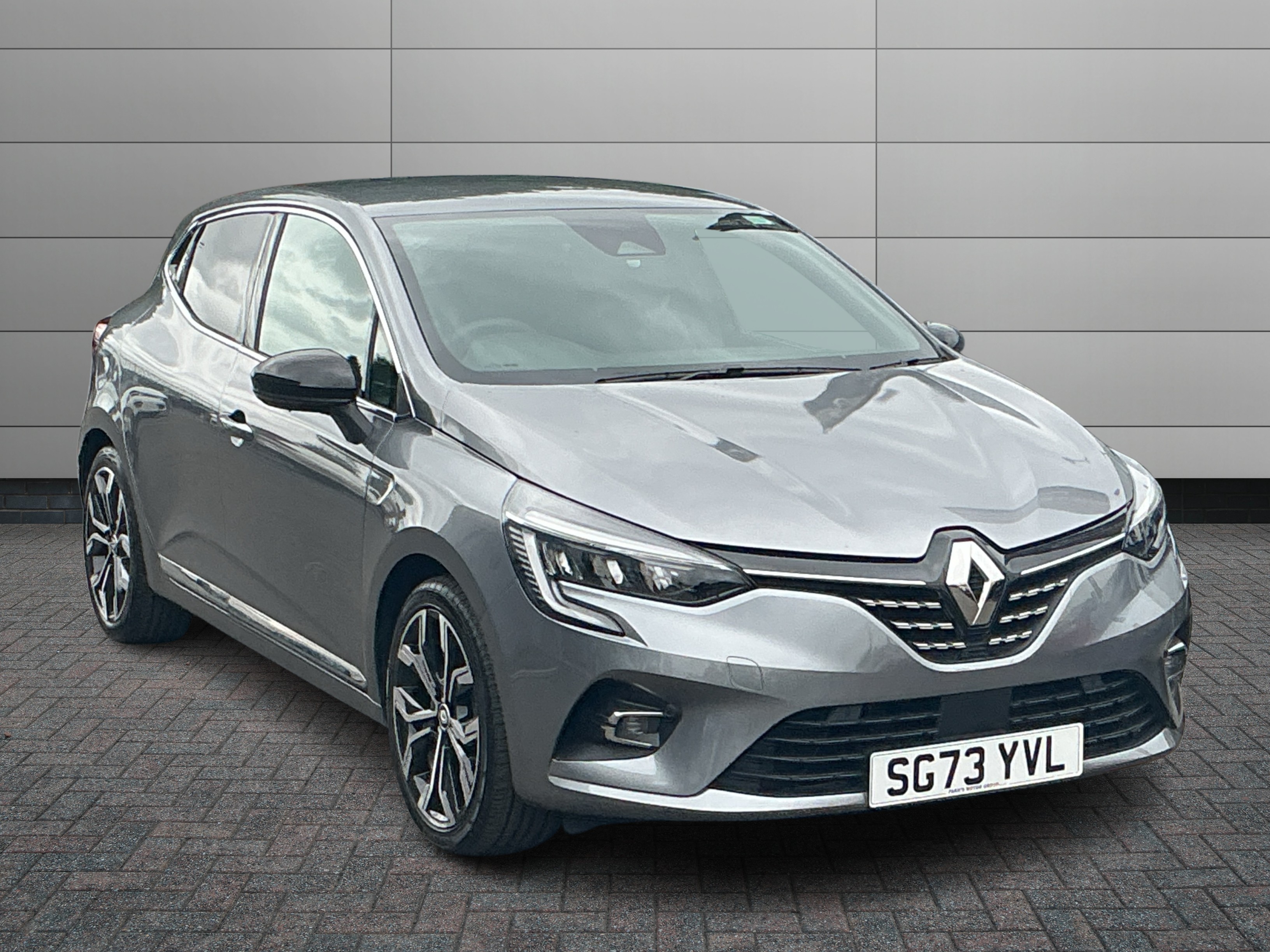 Renault Clio listing photo