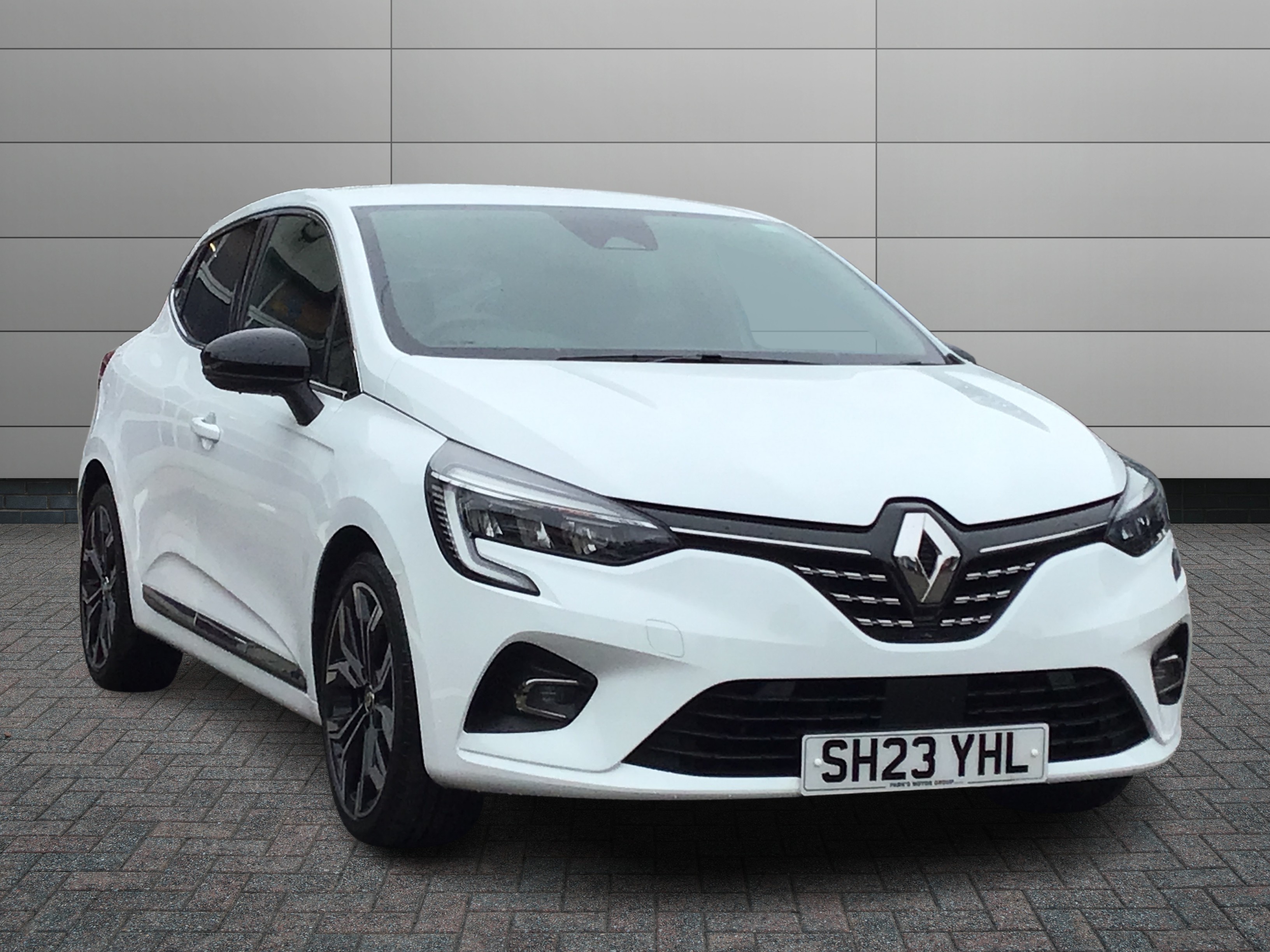 Renault Clio listing photo