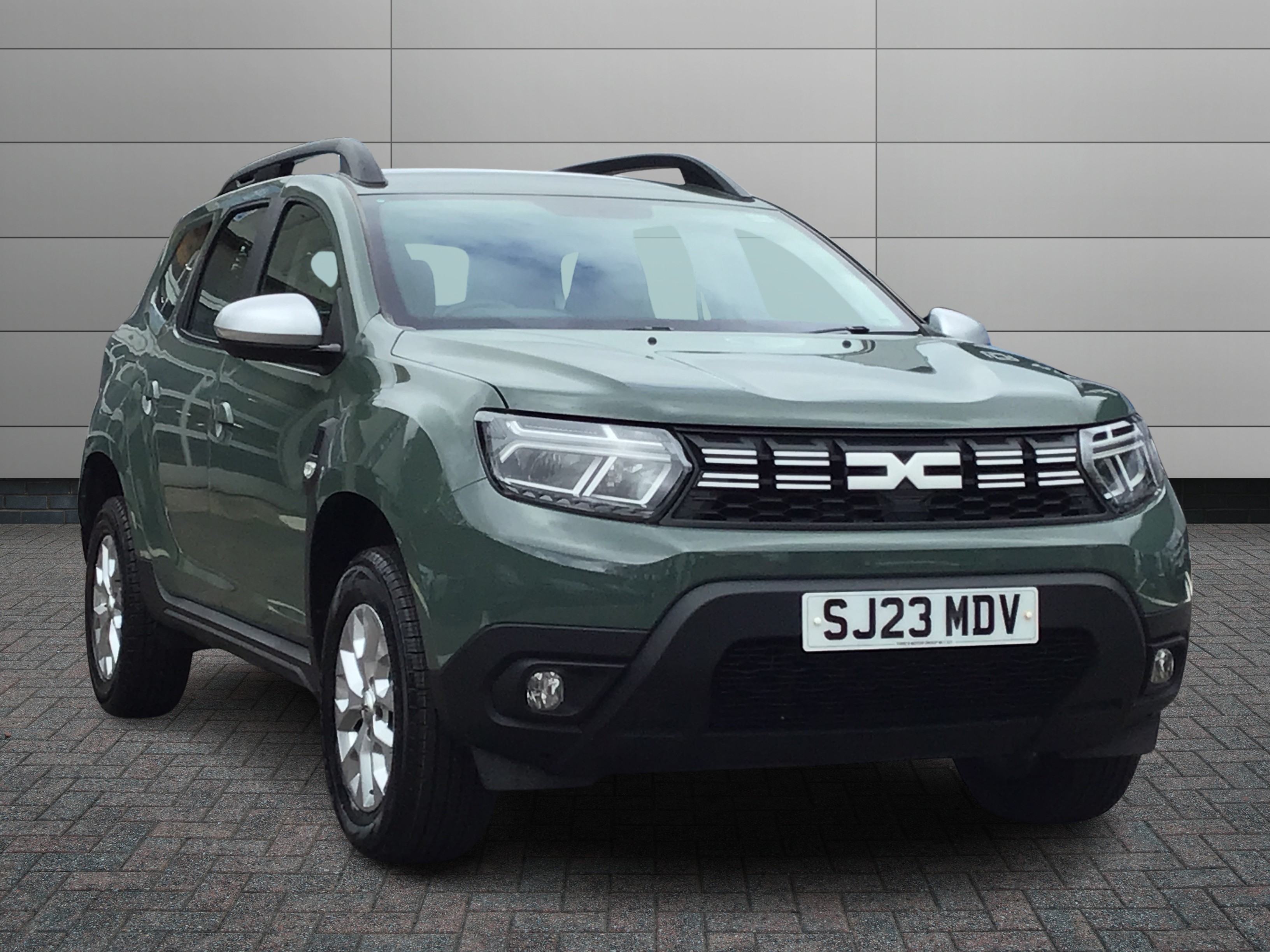 Dacia Duster listing photo