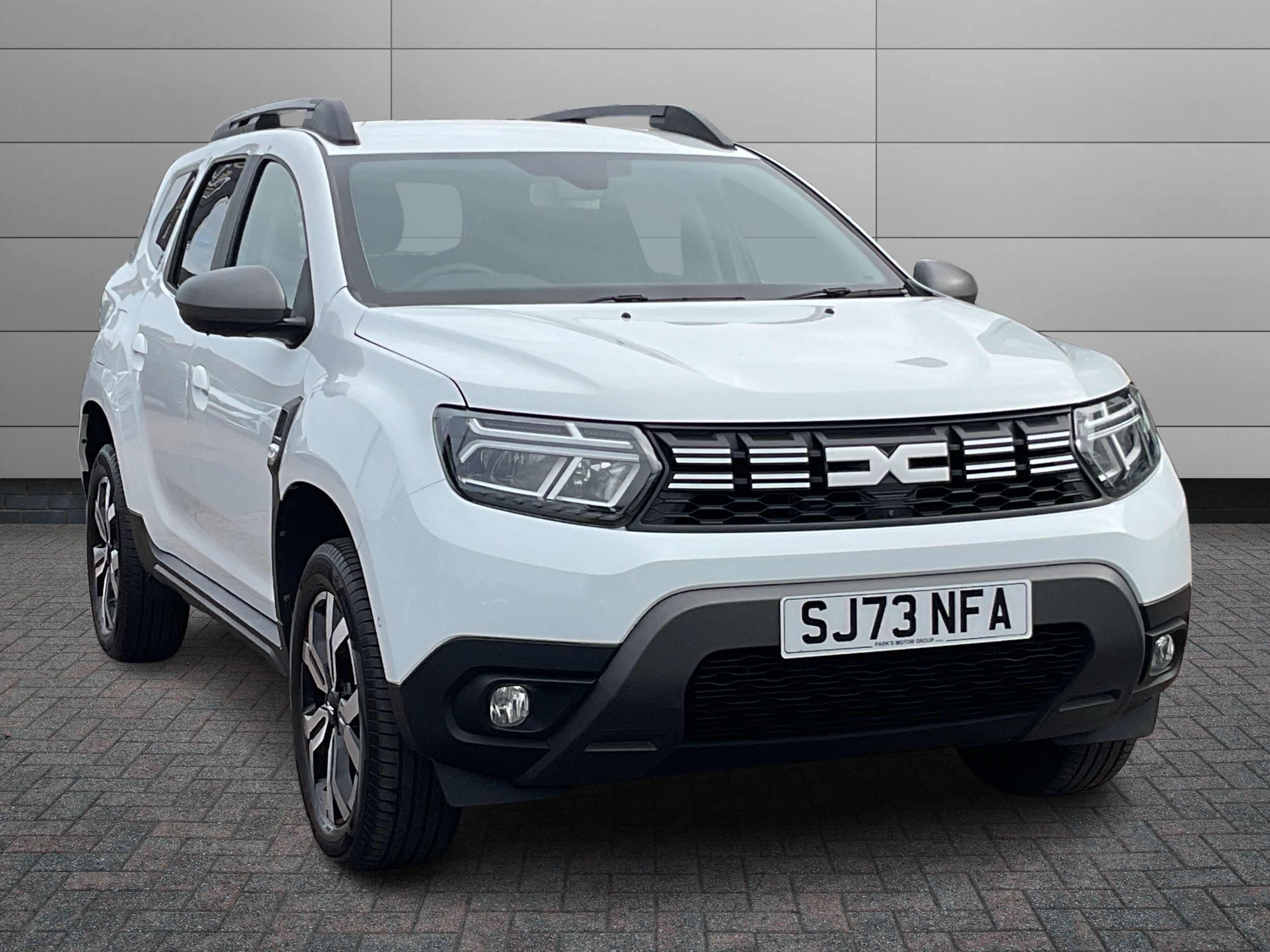 Dacia Duster listing photo