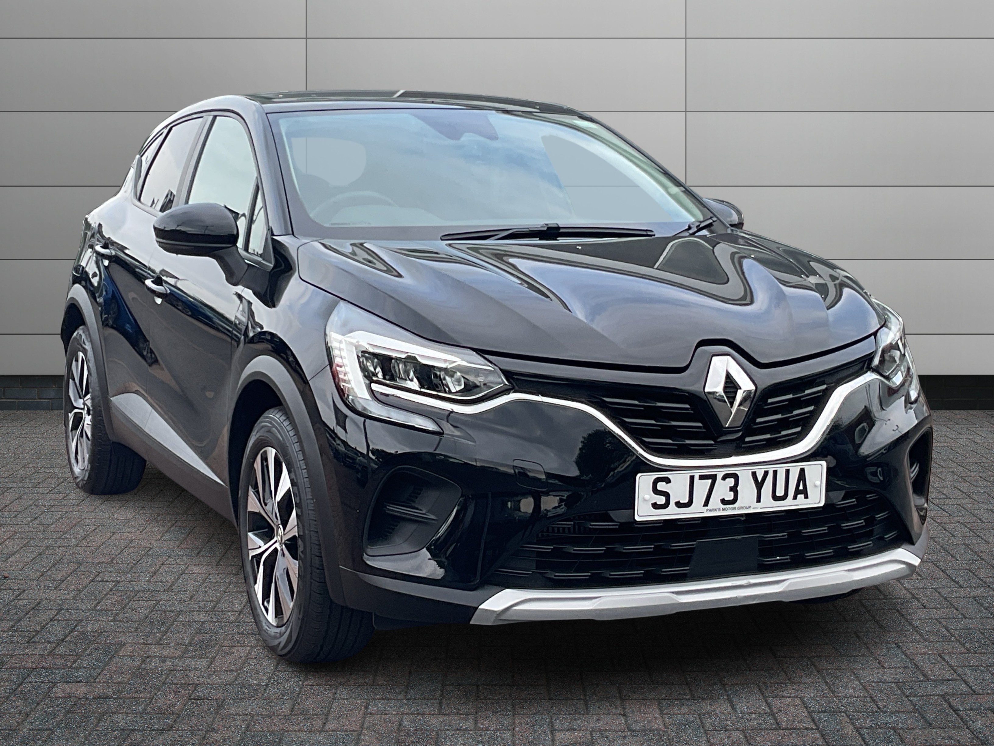 Renault Captur listing photo