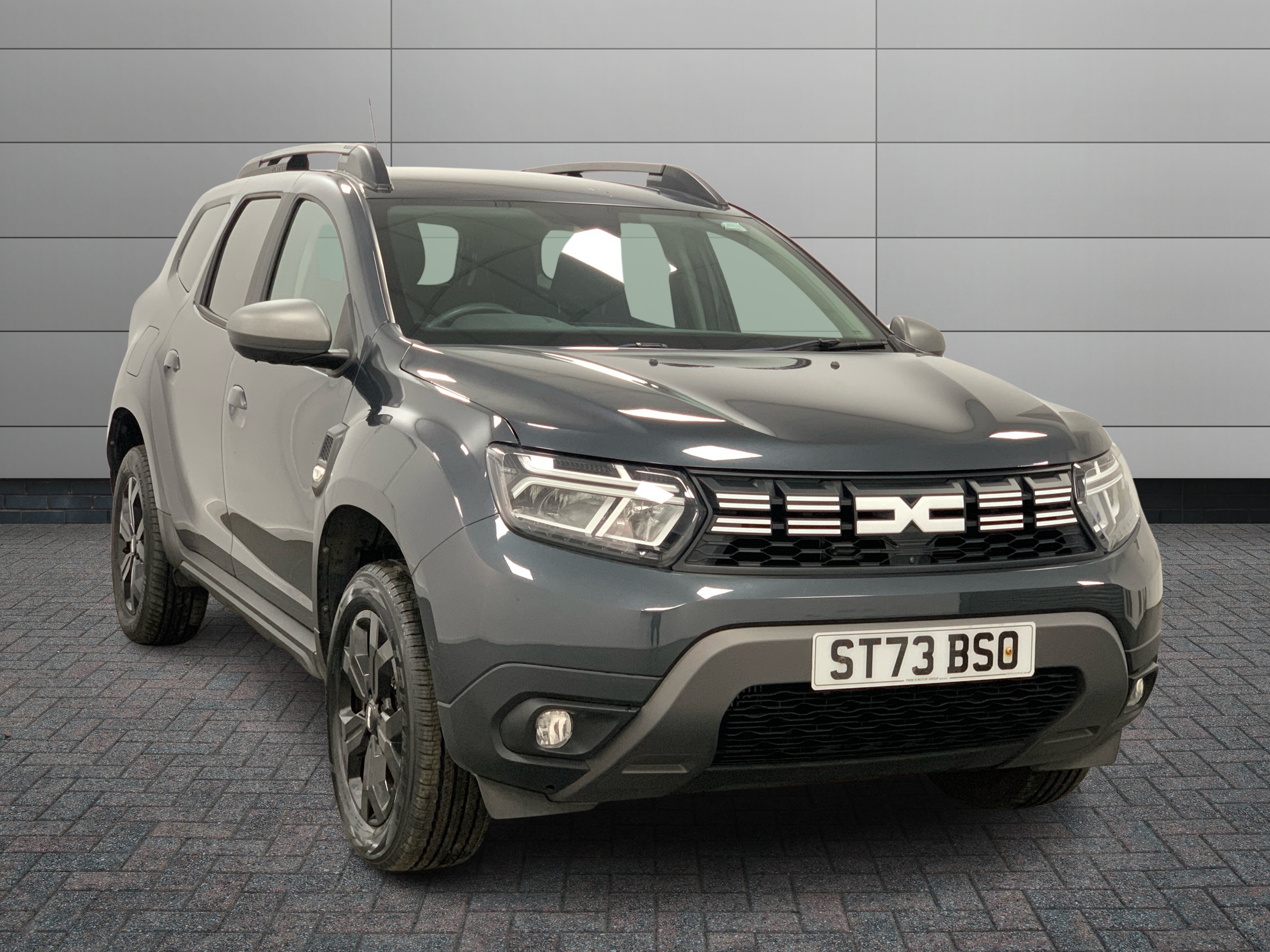Dacia Duster listing photo
