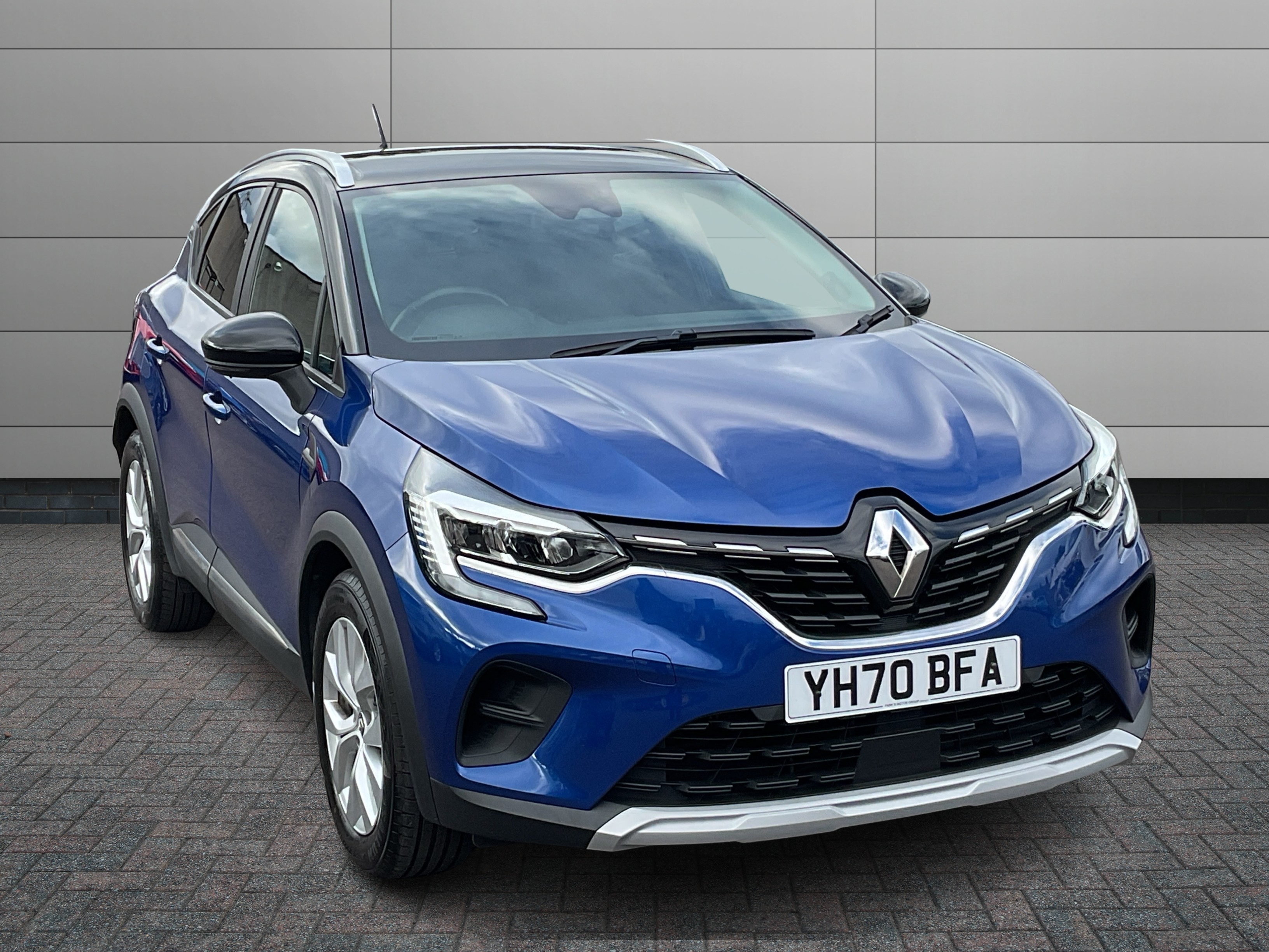Renault Captur listing photo