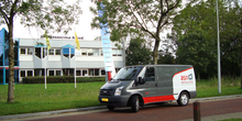 Bus_voor_het_pand_original_normal