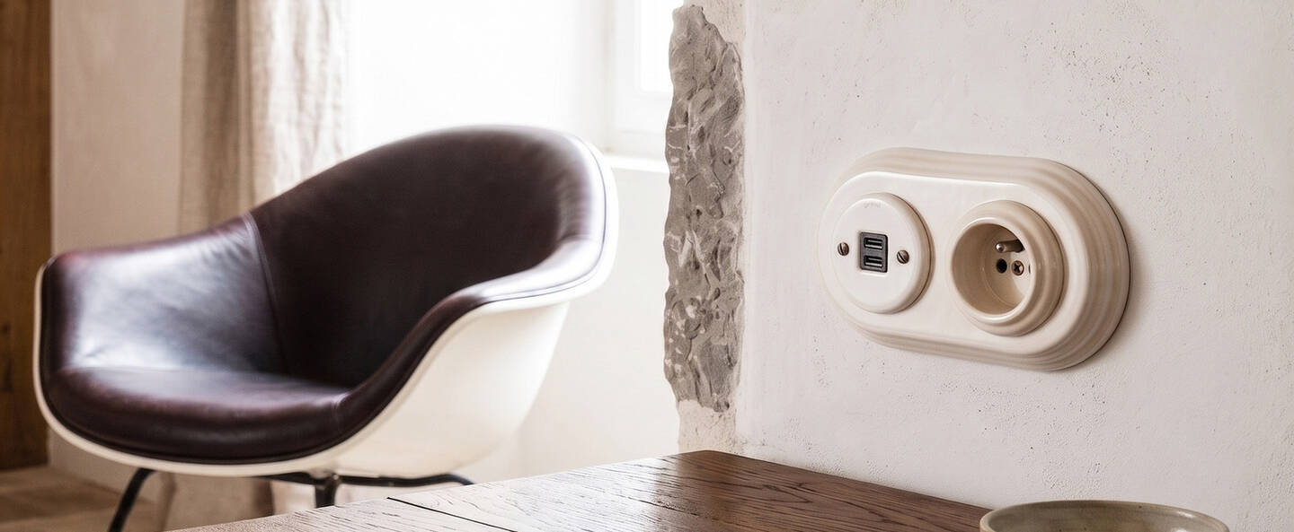 prise-garby-colonial-double-horizontal-porcelaine-blanc-prise-2p-t-x1-prise-usb-c-x2-l17-5cm-h10cm-fontini-des-appareillages-electrique-design-signed-nedgis-312041-product_double.jpg