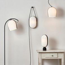Lampadaire, Arc, blanc, LED, Ø28cm, H142cm Le Klint Lampadaire, Arc, blanc, LED, Ø28cm, H142cm Le Klint