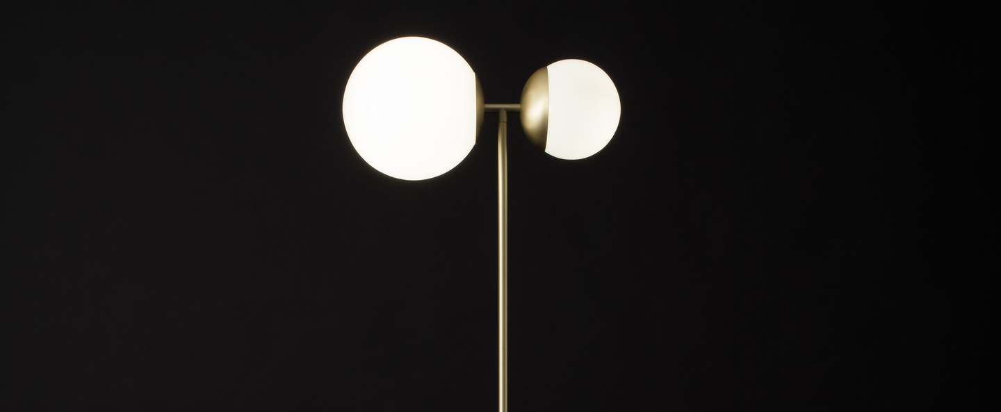 Lampadaire biba laiton satine verre blanc led 2700k 1276lm l39cm h160cm tato italia normal