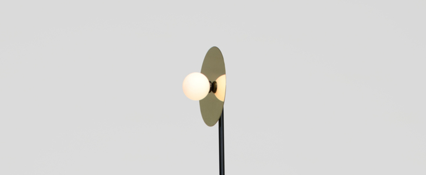 banner-image Lampadaire disc and sphere laiton o23cm h160cm atelier areti normal